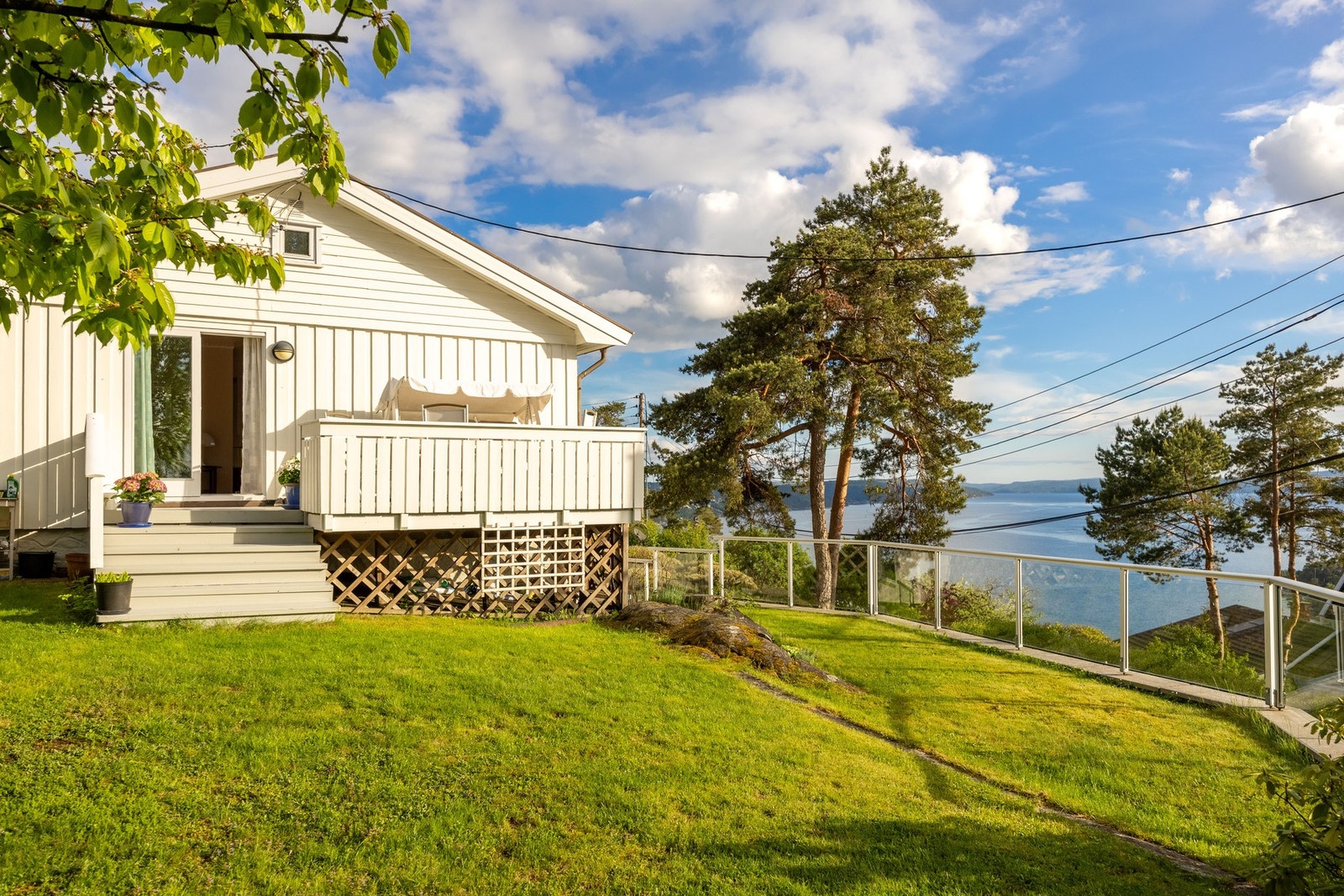 Fra stuesiden er det utgang til terrasse med videre adkomst til hage. Galleribilde