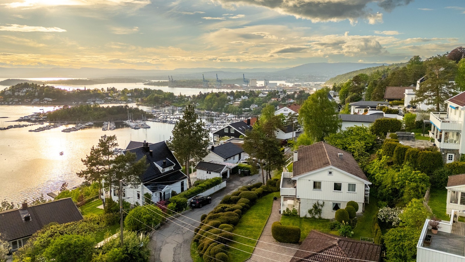 Boligen ligger i et veletablert villaområde, skjermet fra trafikk og støy. Samtidig er det kort vei til skoler, barnehager og service- og kollektivtilbud. Galleribilde