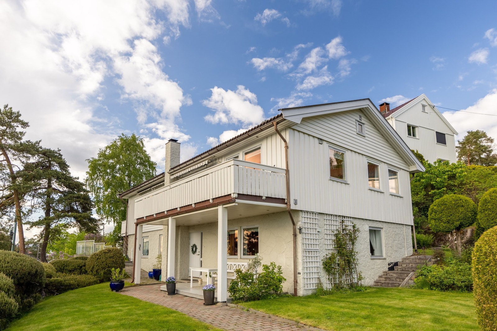 Boligen er velholdt og jevnlig oppgradert gjennom årene, med noe moderniseringsbehov. Galleribilde