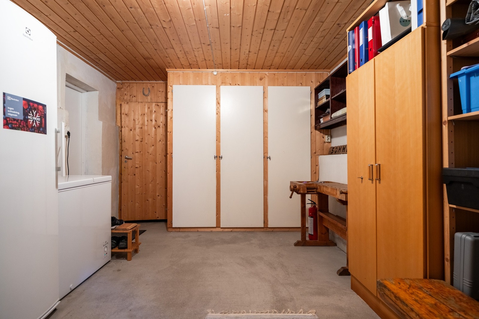 Det er mye skapplass, dør videre inn til separat matbod. Galleribilde