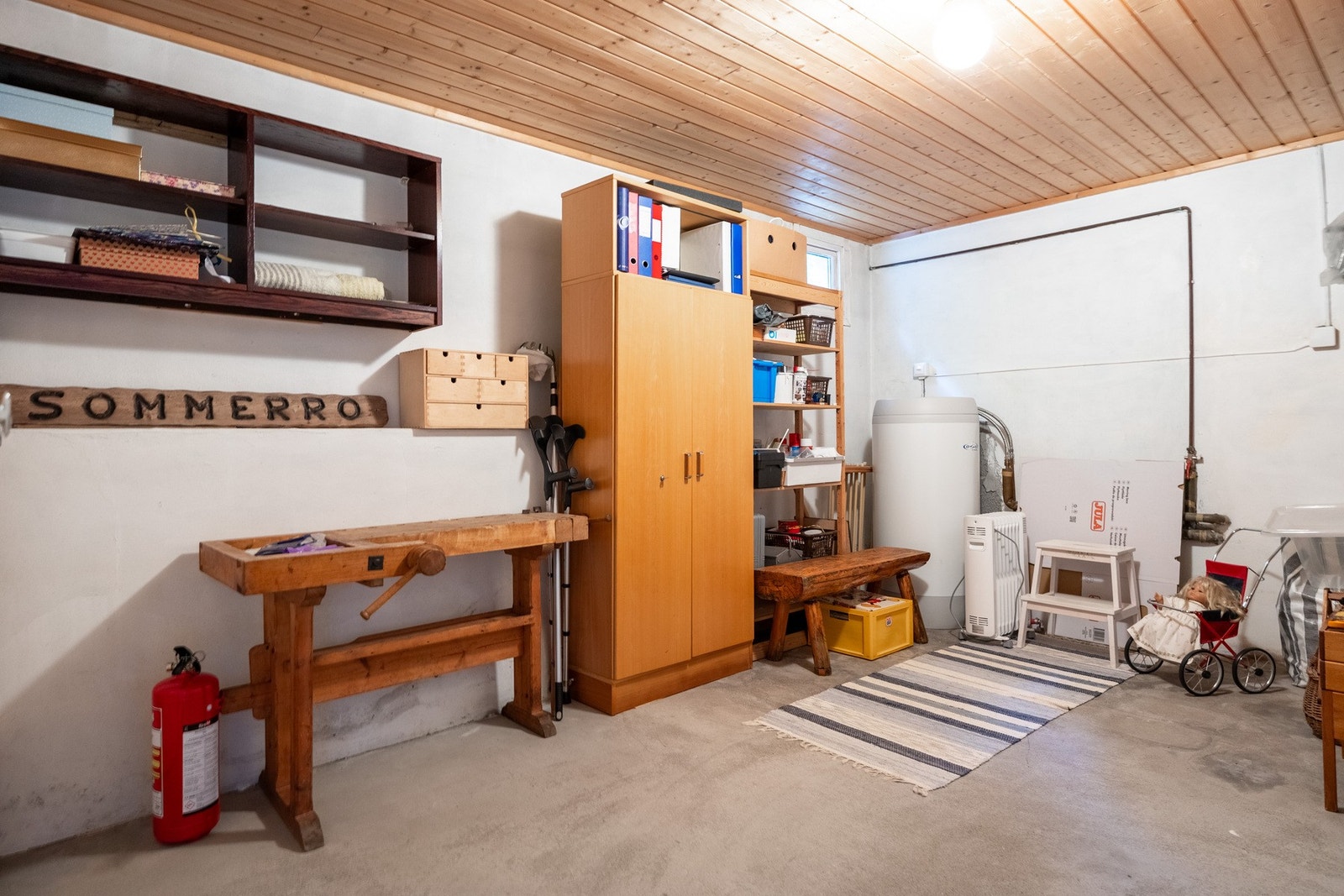 Stort kjellerrom med mye oppbevaringsplass. Galleribilde