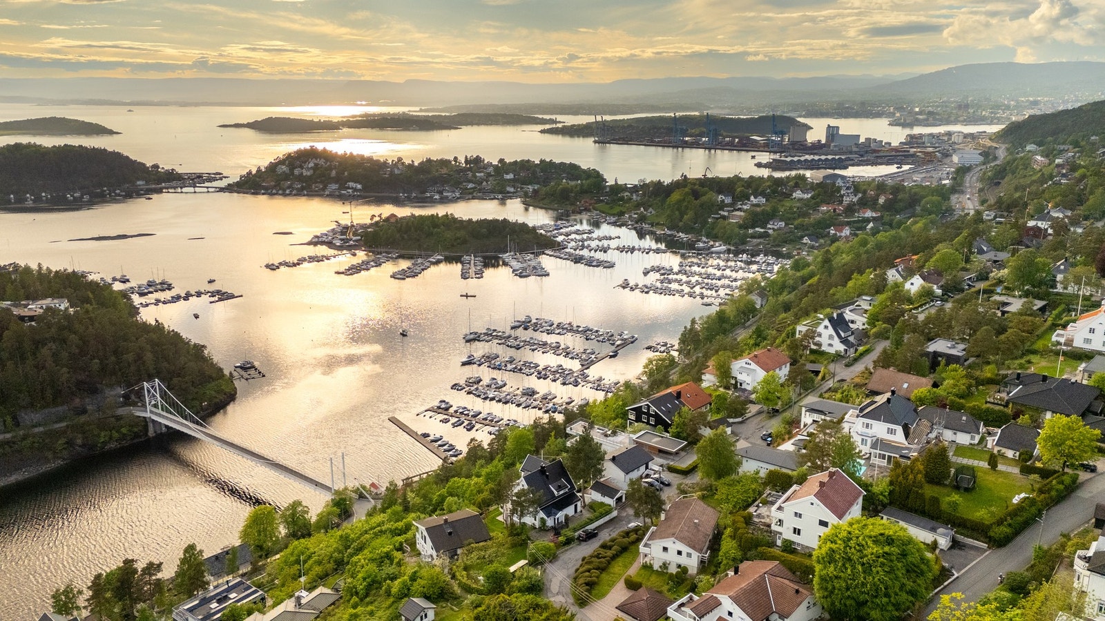Fantastisk utsiktseiendom beliggende i lite trafikkert blindvei, med flotte uteplasser og svært gode solforhold. Galleribilde