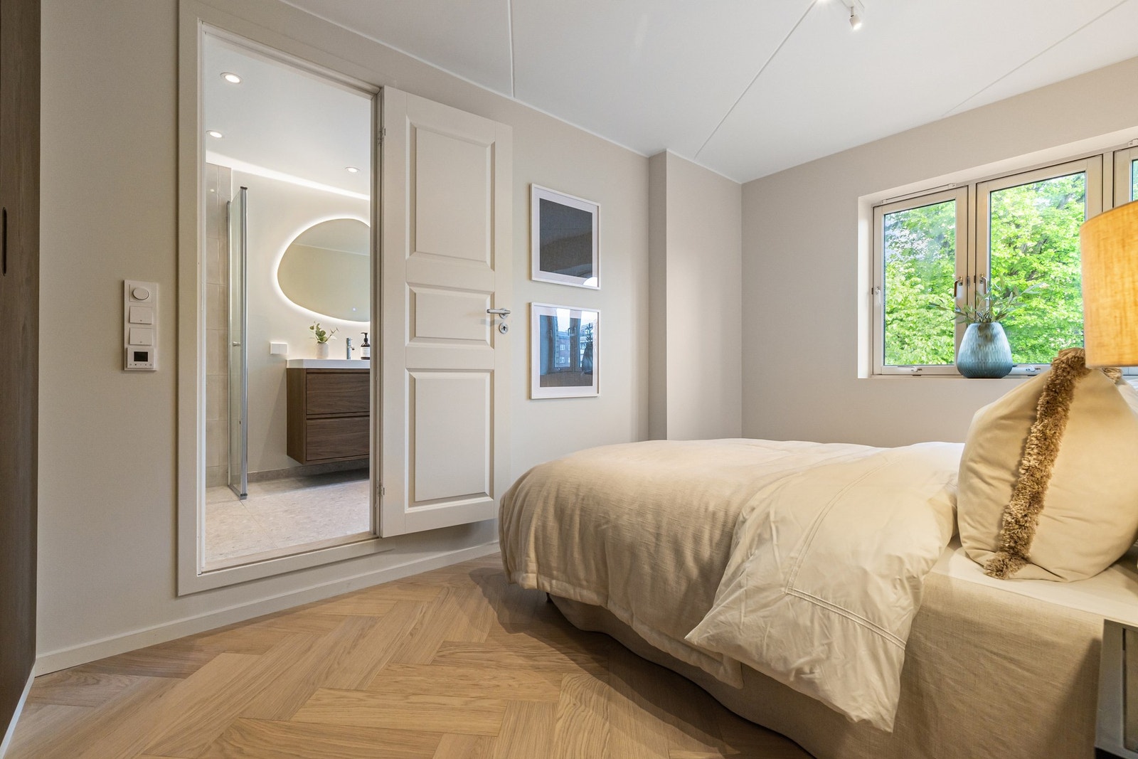 Master soverom vender mot rolig gårdsrom. En-suite baderom og innebygde garderobeskap. Galleribilde