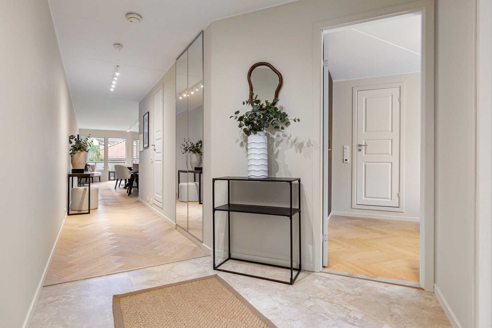 Flislagt entré med varmekabler. Appstyrt belysning. Innebygd garderobeskap i entré. Galleribilde