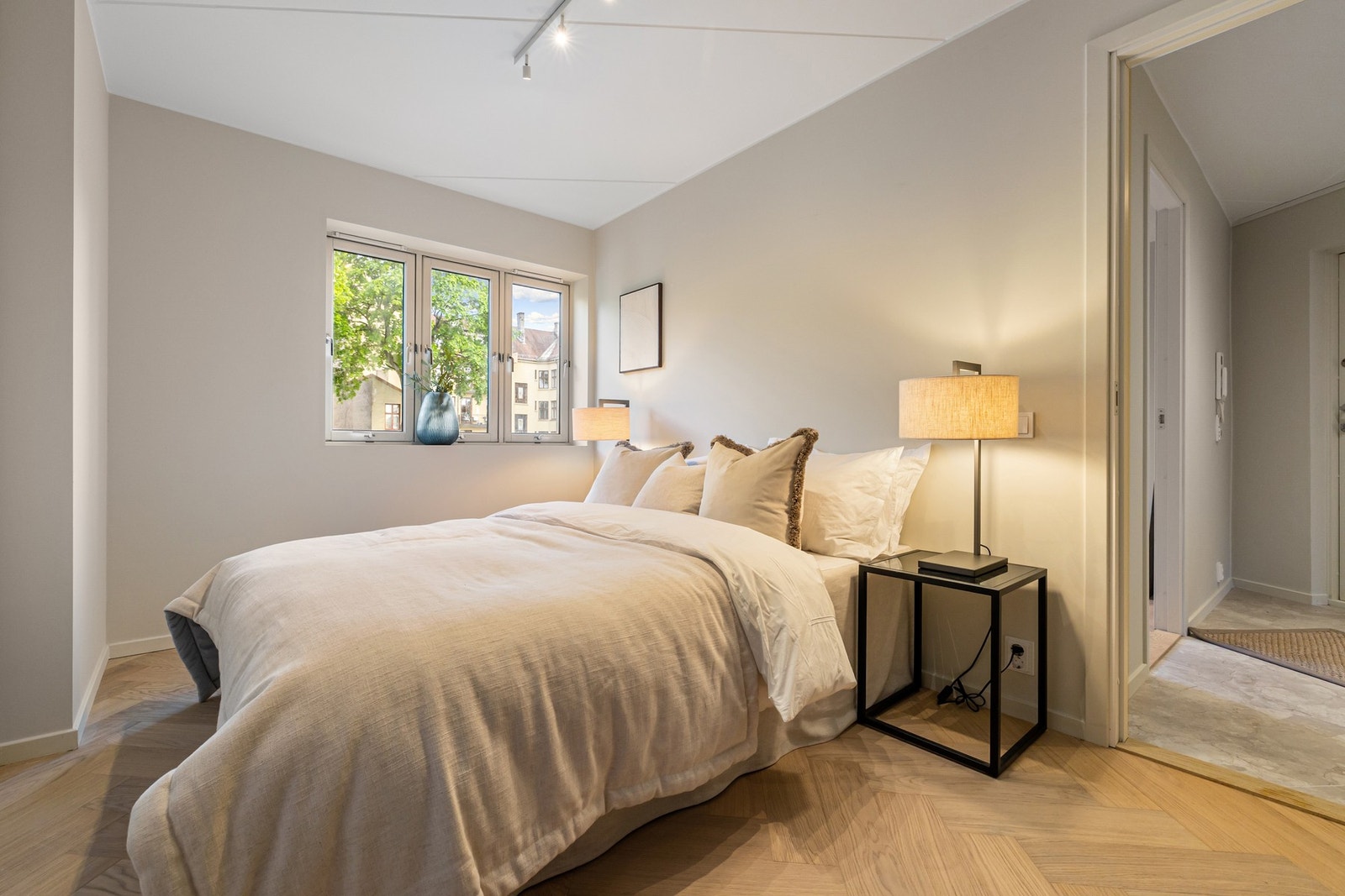 Det er god plass til dobbeltseng og nattbord på begge sider. Galleribilde