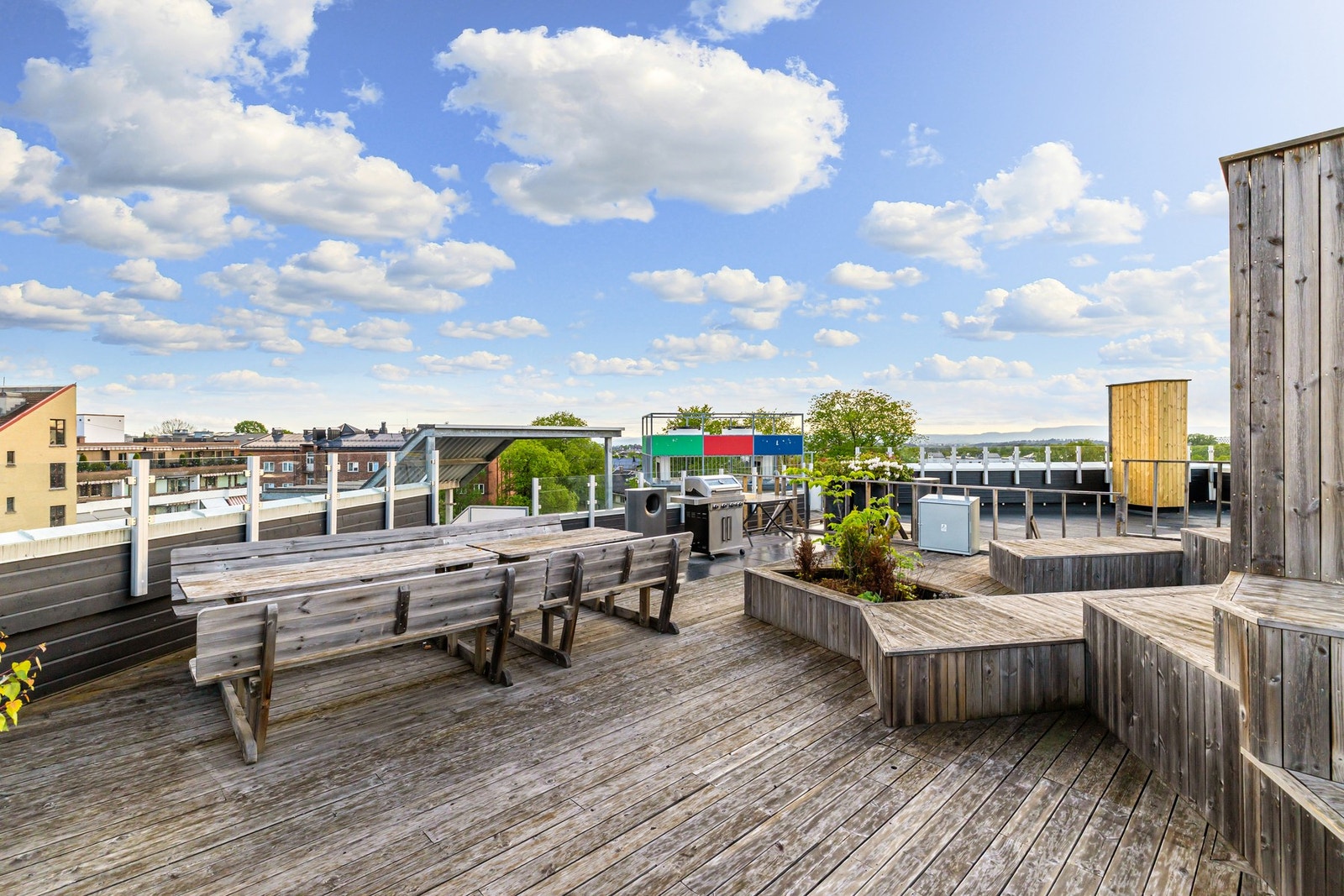 Felles takterrasse med flotte solforhold og grill til glere for beboere. Galleribilde