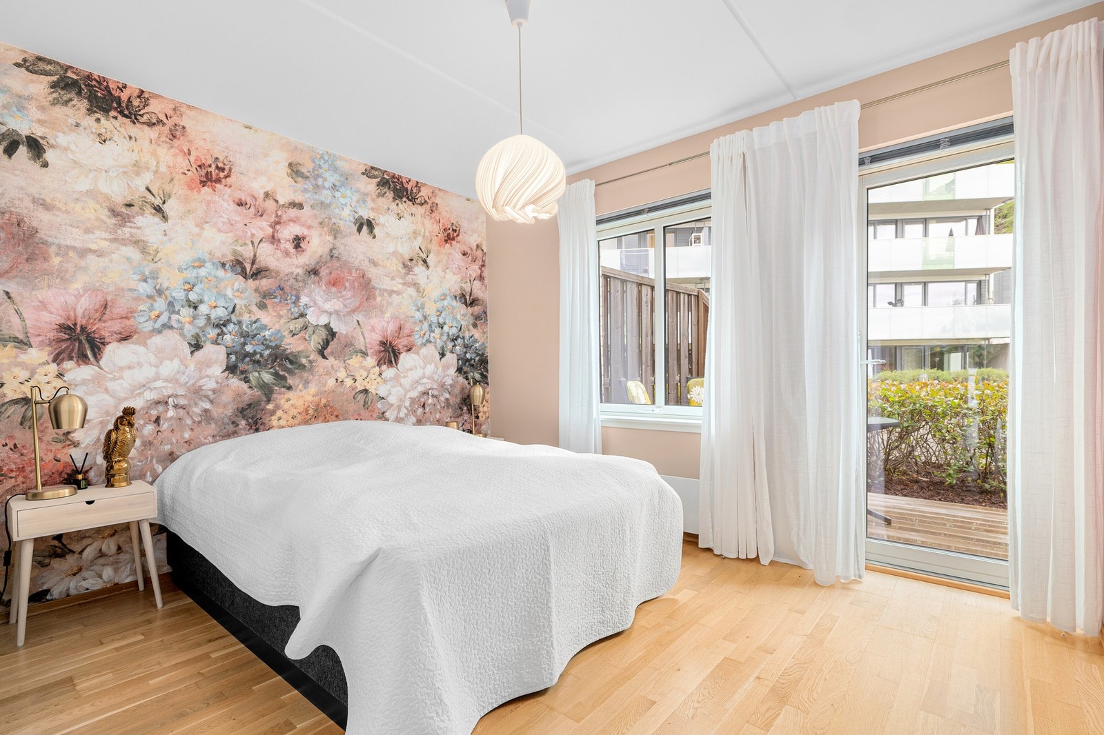 Leiligheten har et lyst og innbydende hovedsoverom som vender ut mot den private terrassen og rolige fellesarealer. Galleribilde