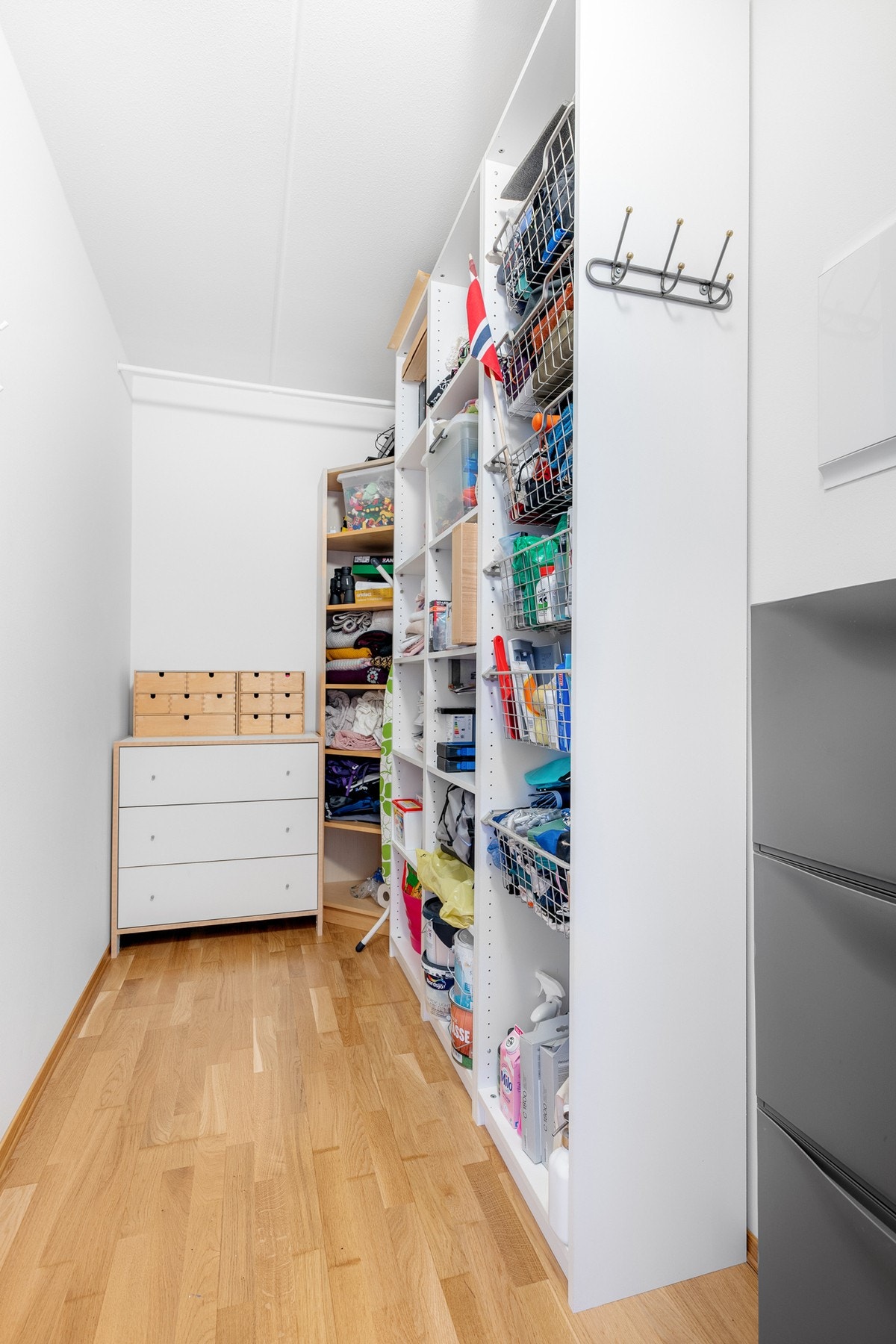 Fra entréen er det adkomst til en praktisk innvendig bod med gode lagringsmuligheter. I tillegg disponerer leiligheten en kjellerbod på 4m². Galleribilde