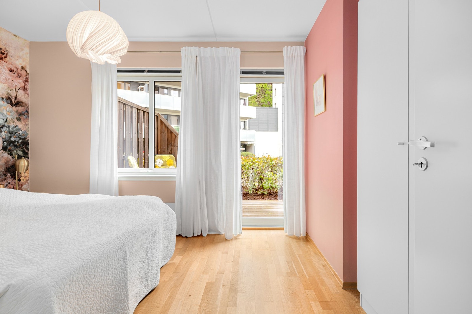 Soverommet har god standard med parkett på gulv og glatte malte overflater kombinert med en nydelig tapetsert vegg. Galleribilde