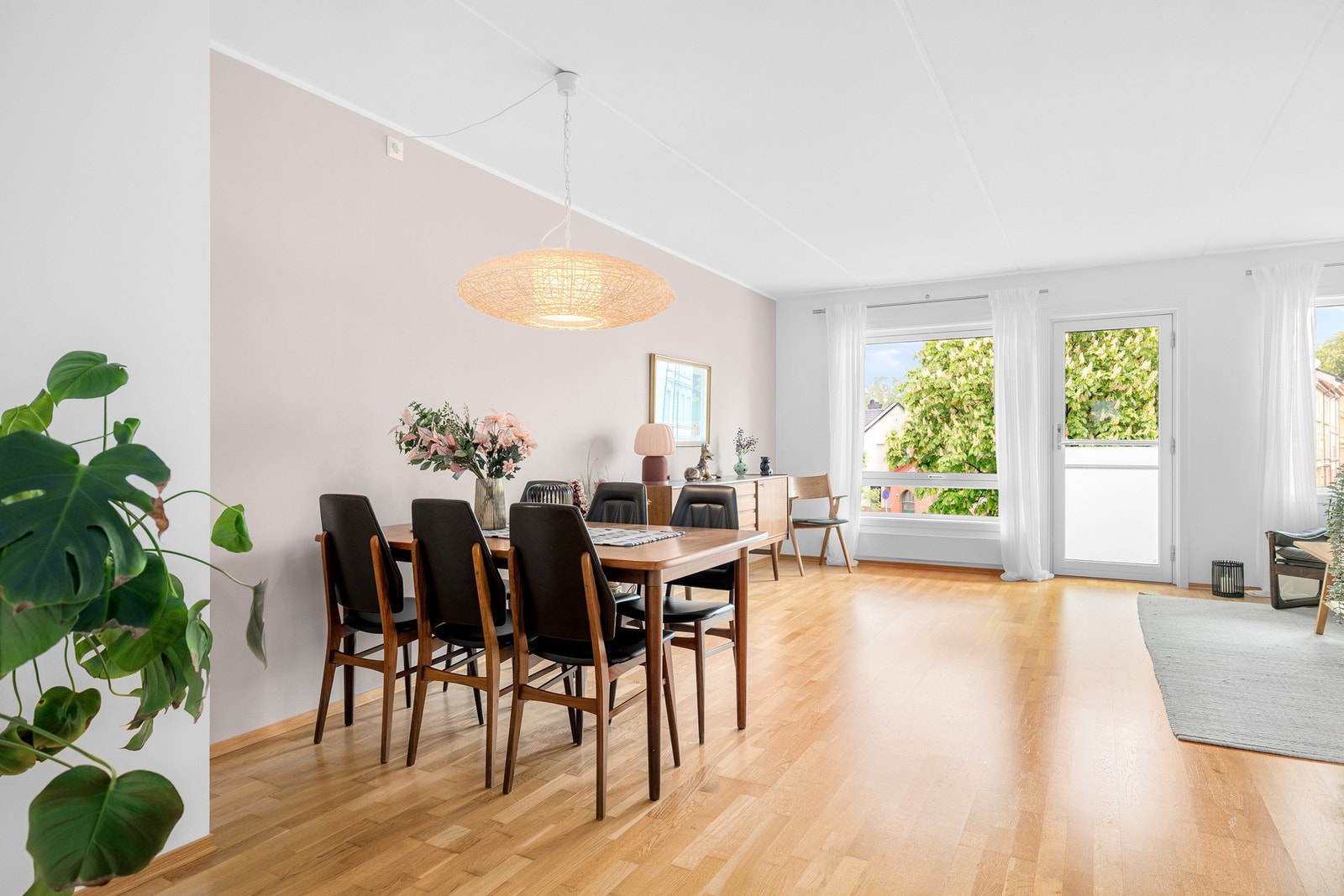 Leiligheten har en gjennomgående og god planløsning med et stort og sosialt oppholdsrom, 2 romslige soverom, bad og innvendig bod. Galleribilde