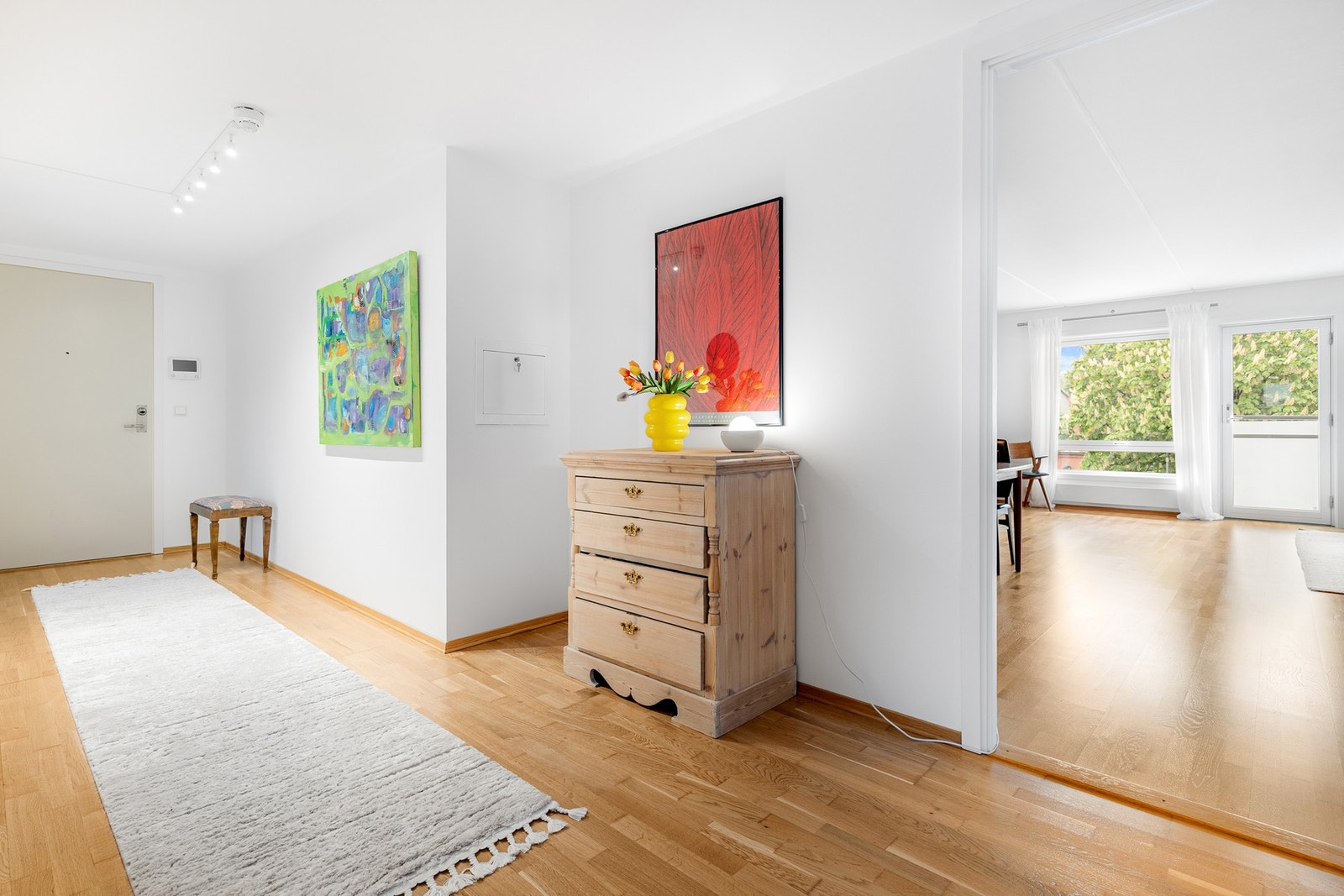 Leiligheten holder en gjennomgående god standard fra 2008 med parkett på gulv, glatte overflater og skjult elektrisk anlegg. Galleribilde