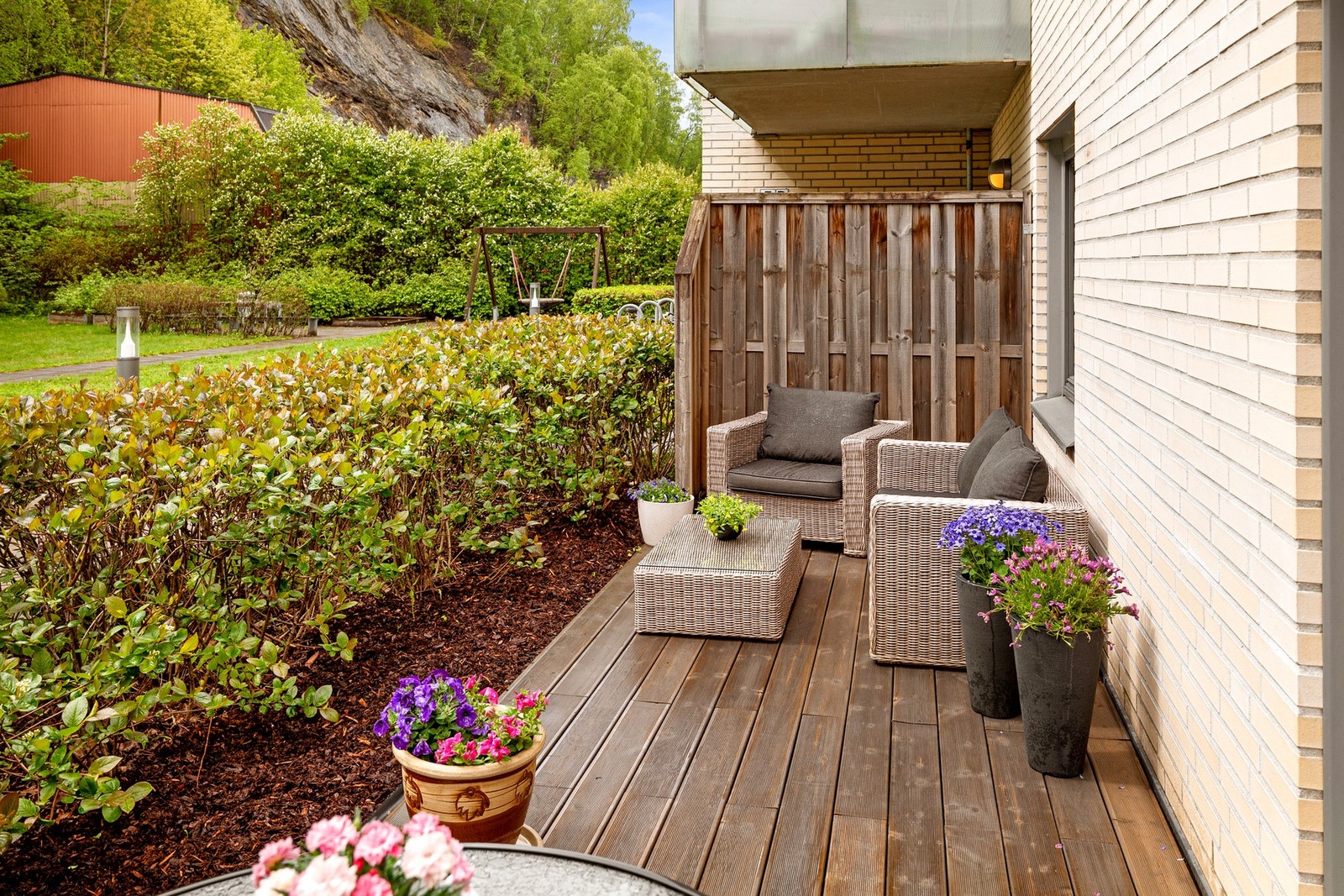 Fra soverommet er det utgang til en solrik sydvendt terrasse på 15m² som er perfekt for lange og late sommerdager! Galleribilde