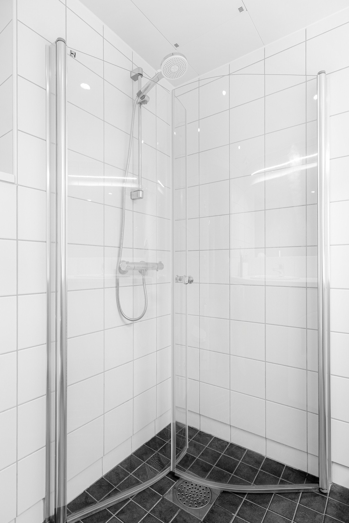 Baderommet er også utstyrt med dujshjørne med innfellbare glassdører og vegghengt toalett. Galleribilde