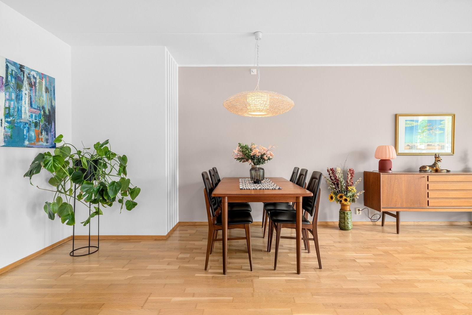 Stuen er romslig med god plass til sofagruppe med salongbord, mediemøblement med tv og et stort spisebord. Galleribilde