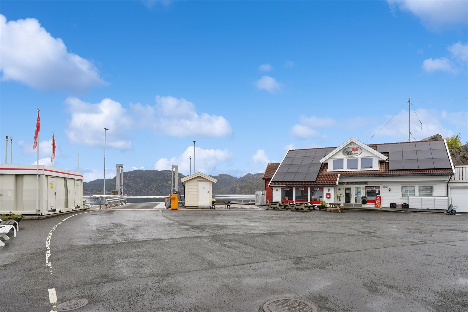 Fra Flekkefjord er det ca. 10 minutters kjøretur til Abelnes hvor man tar ferjen over. Ferjen er gratis og tar ca. 7 minutter. Galleribilde