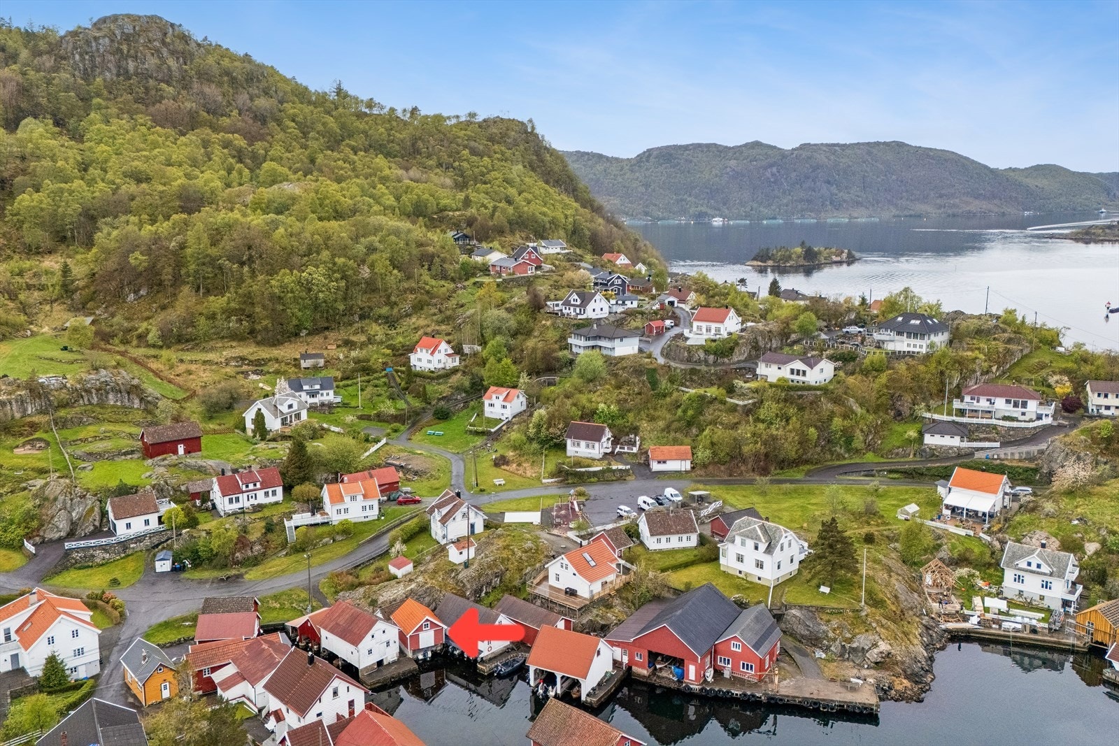 Boligen selges med garasje og båtnaust. Galleribilde