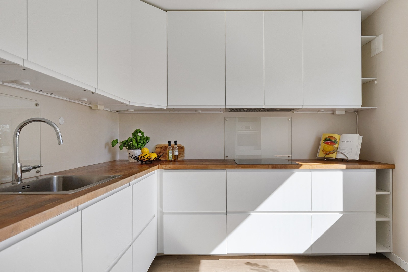 IKEA kjøkkeninnredning fra 2018 med glatte fronter og benkeplate i finer. Galleribilde