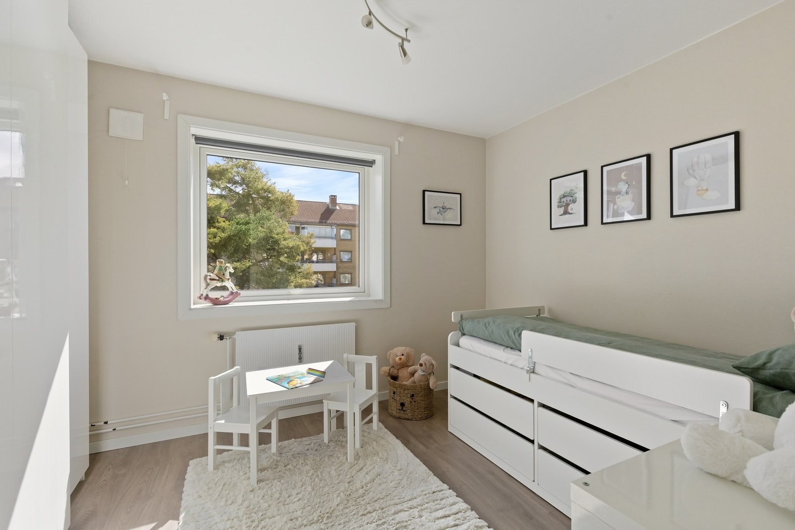 Soverom 2 med adkomst fra entré/gang. Galleribilde