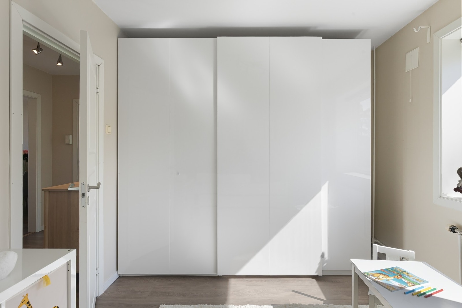 Soverom 2 er også romslig med plass til stort garderobeskap. Galleribilde