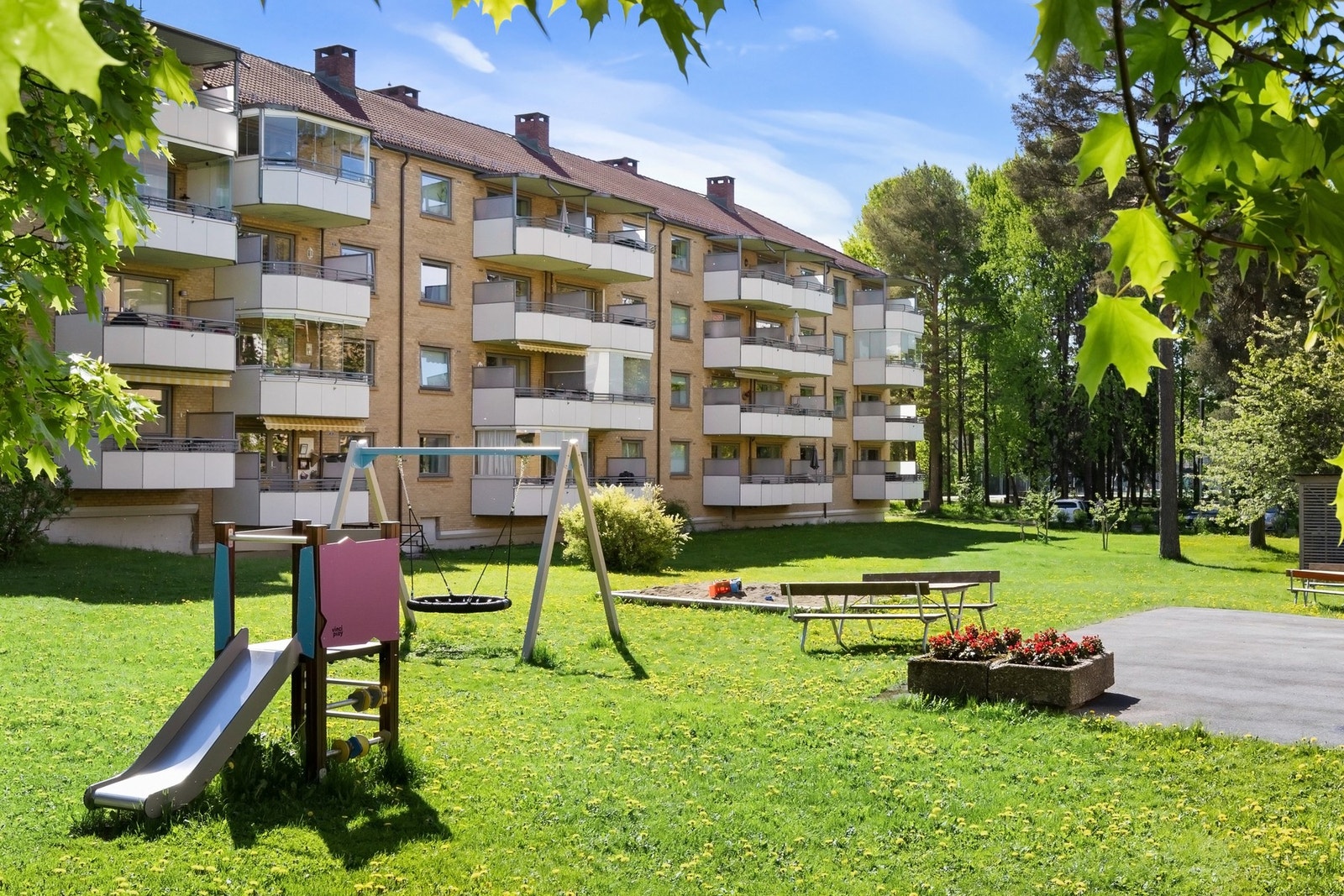 Til barnas store glede er det lekeplass rett utenfor, og i tillegg er det flere sittegrupper. Galleribilde