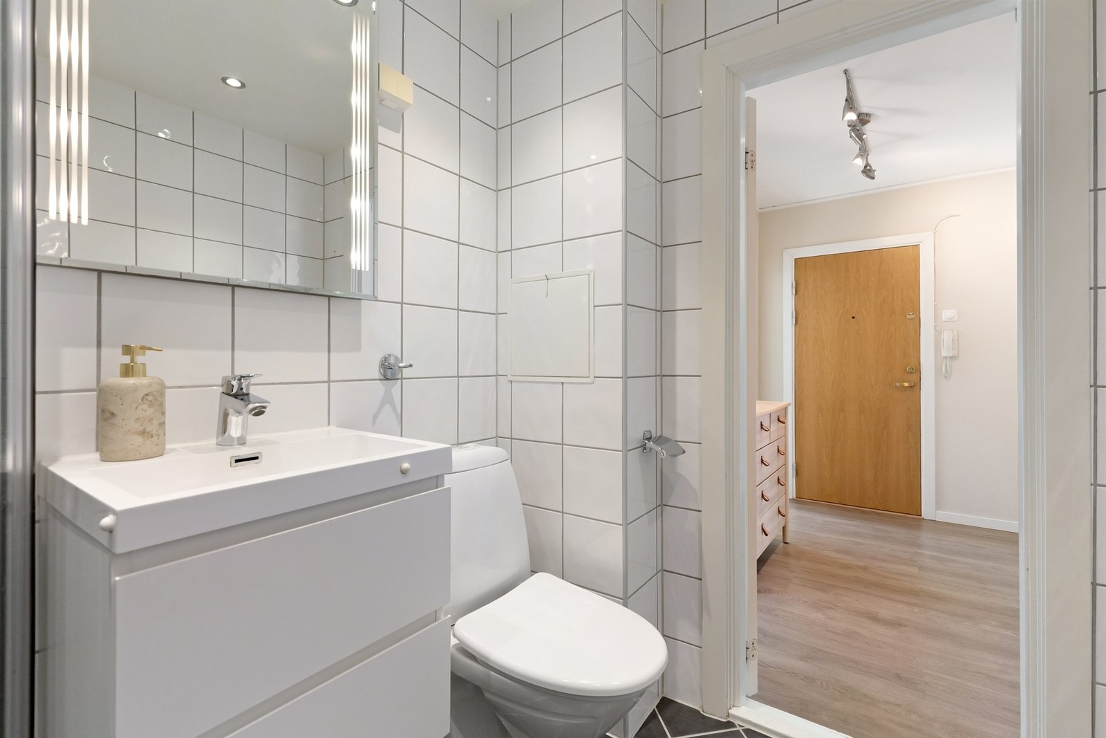 Badet ble rehabilitert i regi av brl. 2003-2004. Badet er pent flislagt med varme i gulv. Galleribilde