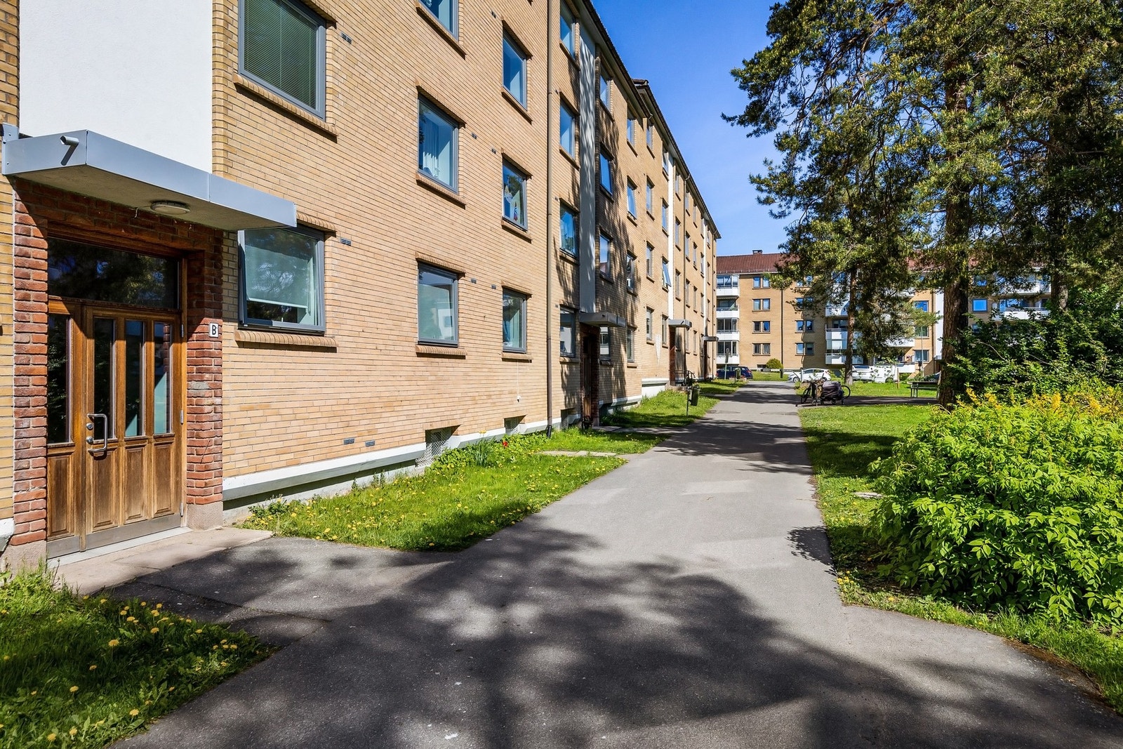 Borettslagets tomt er pent opparbeidet med gressplener, trær, beplantning, lekeapparater, asfalterte internveier, sittegrupper, tørkemuligheter m.m. Galleribilde