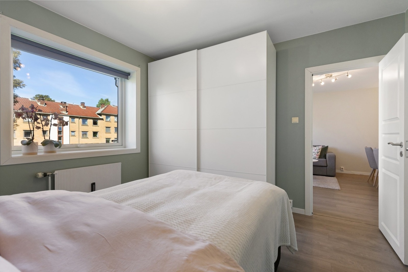 På soverommet er det stort garderobeskap samt adkomst til kott for ekstra lagring. Galleribilde