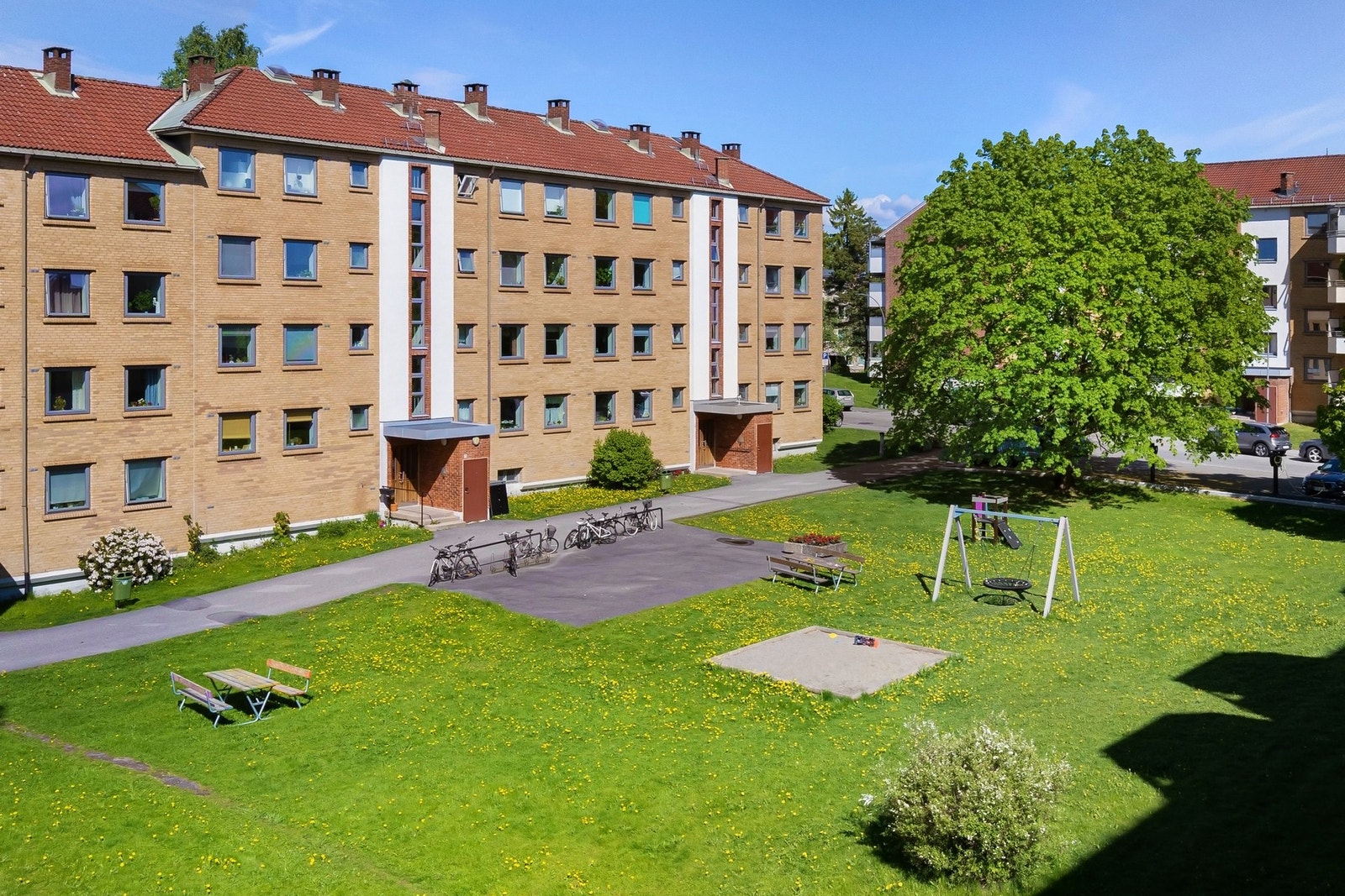 På balkongen ser man utover luftig og frodige fellesområder. Galleribilde