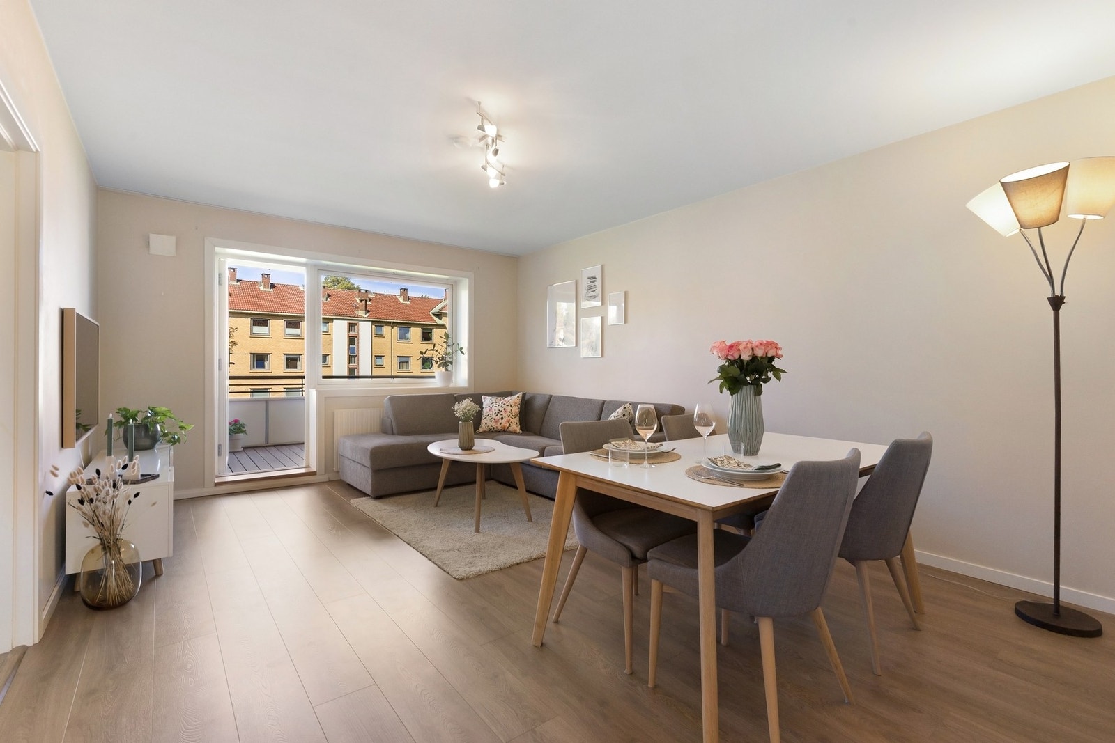 Leilighetens stue er innbydende og har en luftig atmosfære og gir plass til sofagruppe og spisebord. Galleribilde