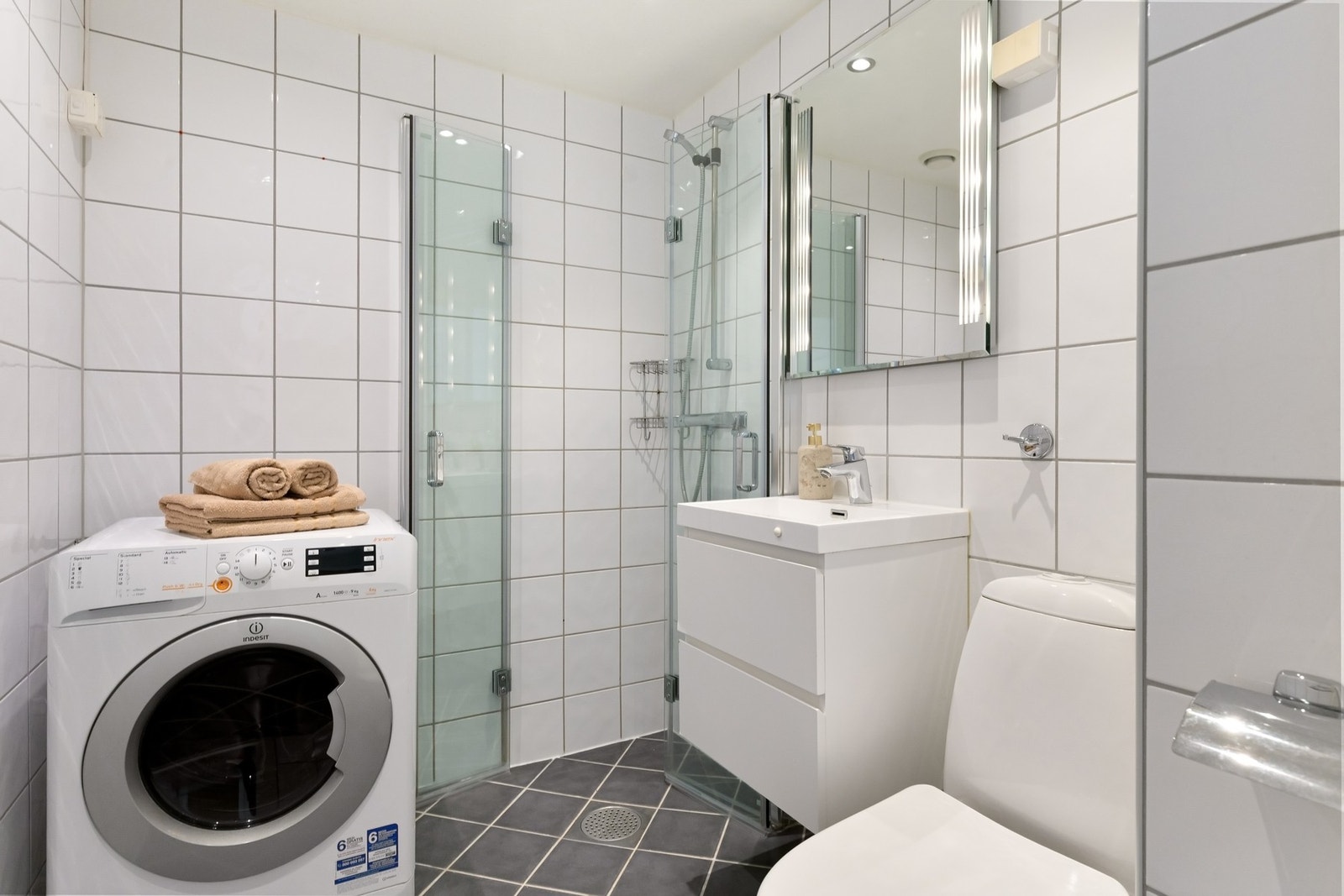 Badet har opplegg for vaskemaskin og downlights i himling for god belysning. Galleribilde