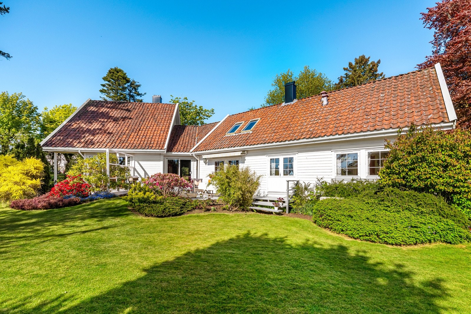 Eiendommen har en helt fantastisk beliggenhet som både er sentral, men samtidig landlig med en parkmessig hage som virkelig hører til sjeldenhetene. Galleribilde
