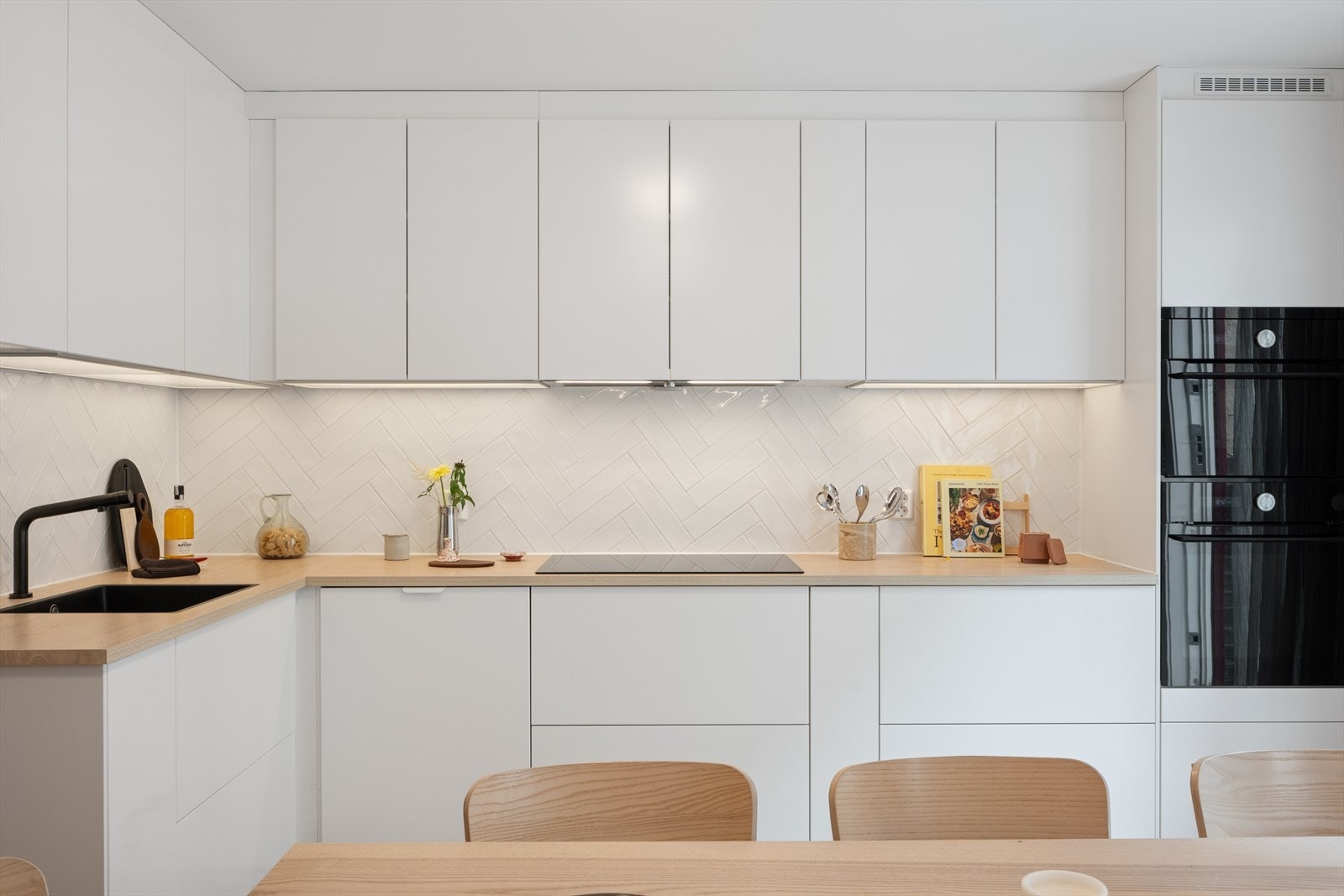 Nyere IKEA-kjøkken med en stilren finish. Kjøkkenet har lyse, glatte fronter som gir et tidløst uttrykk. Galleribilde