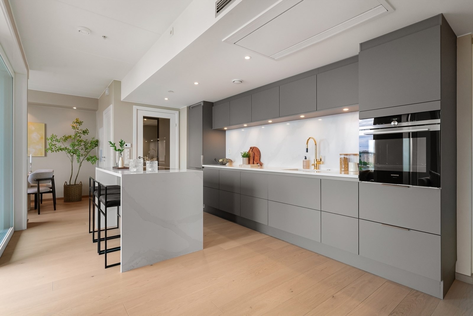 Påkostet kjøkken fra HTH med Silestone benkeplater. Galleribilde