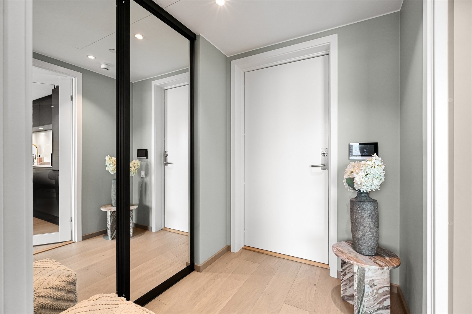 Innbydende og romslig entré med en stor skyvedørsgarderobe. Galleribilde