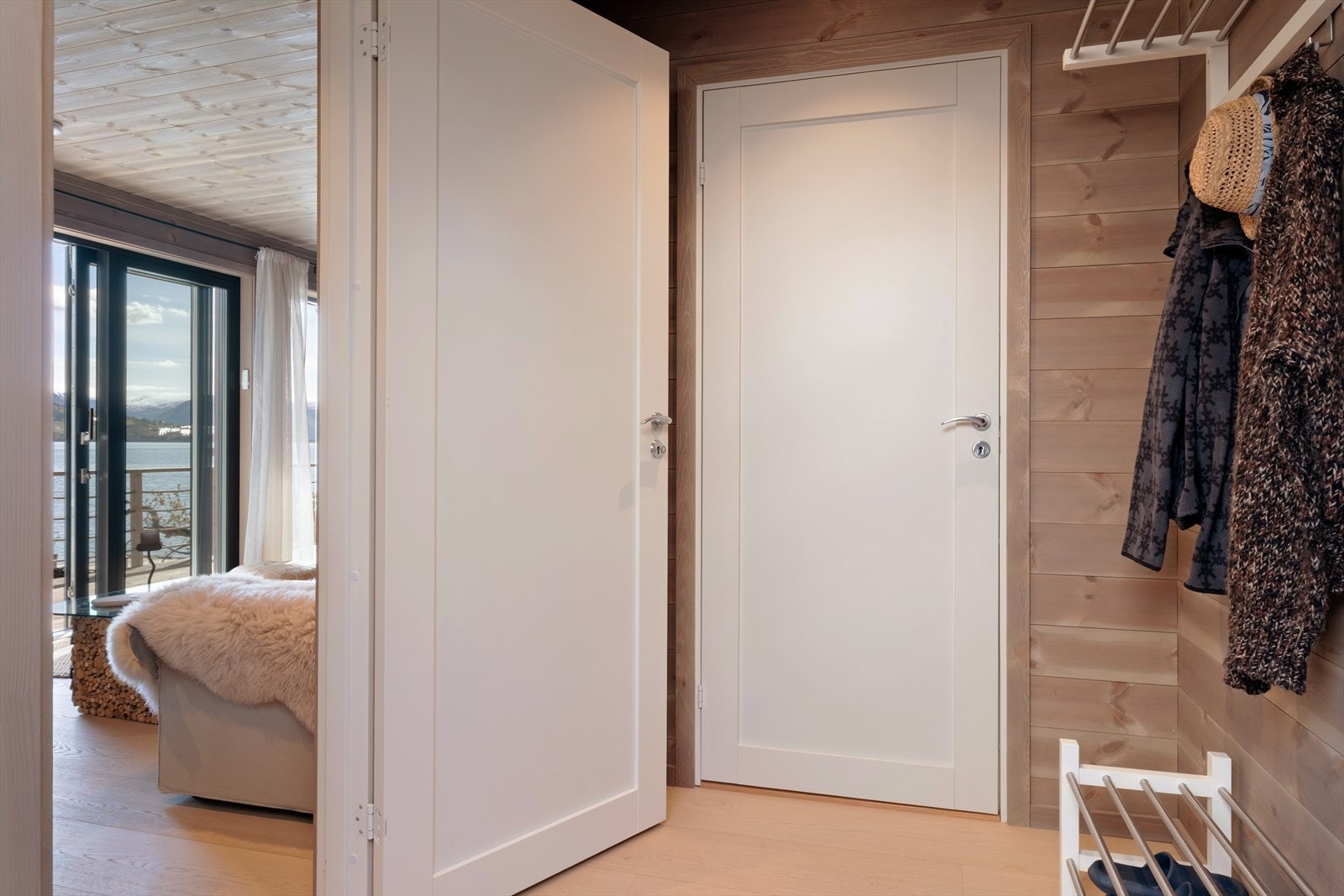 Velkommen inn! Entré med plass til å henge i frå seg yttertøy og sette frå seg sko. Galleribilde