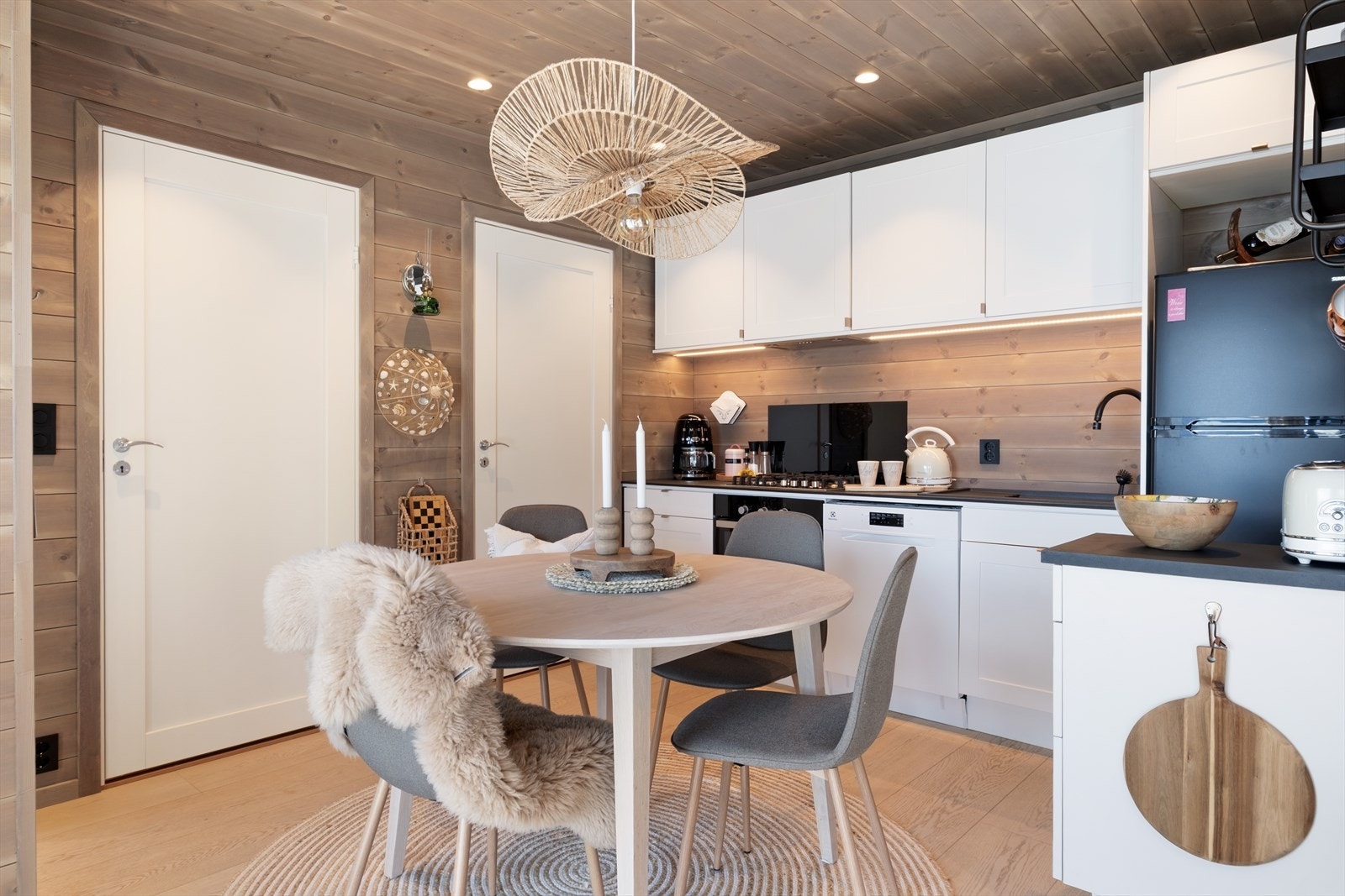Open løysing mellom kjøkken og stove skaper eit sosialt og luftig allrom. Rom for møblering av spisebord i naturleg tilknytning til kjøken. Galleribilde