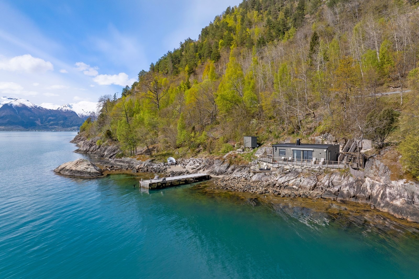 Velkomen til Sognefjordvegen 182 - eit sommarparadis utanom det vanlege, omgitt av storslått natur og fjordidyll. Foto: Foto:Creativision (Jonny Akselsen) Galleribilde