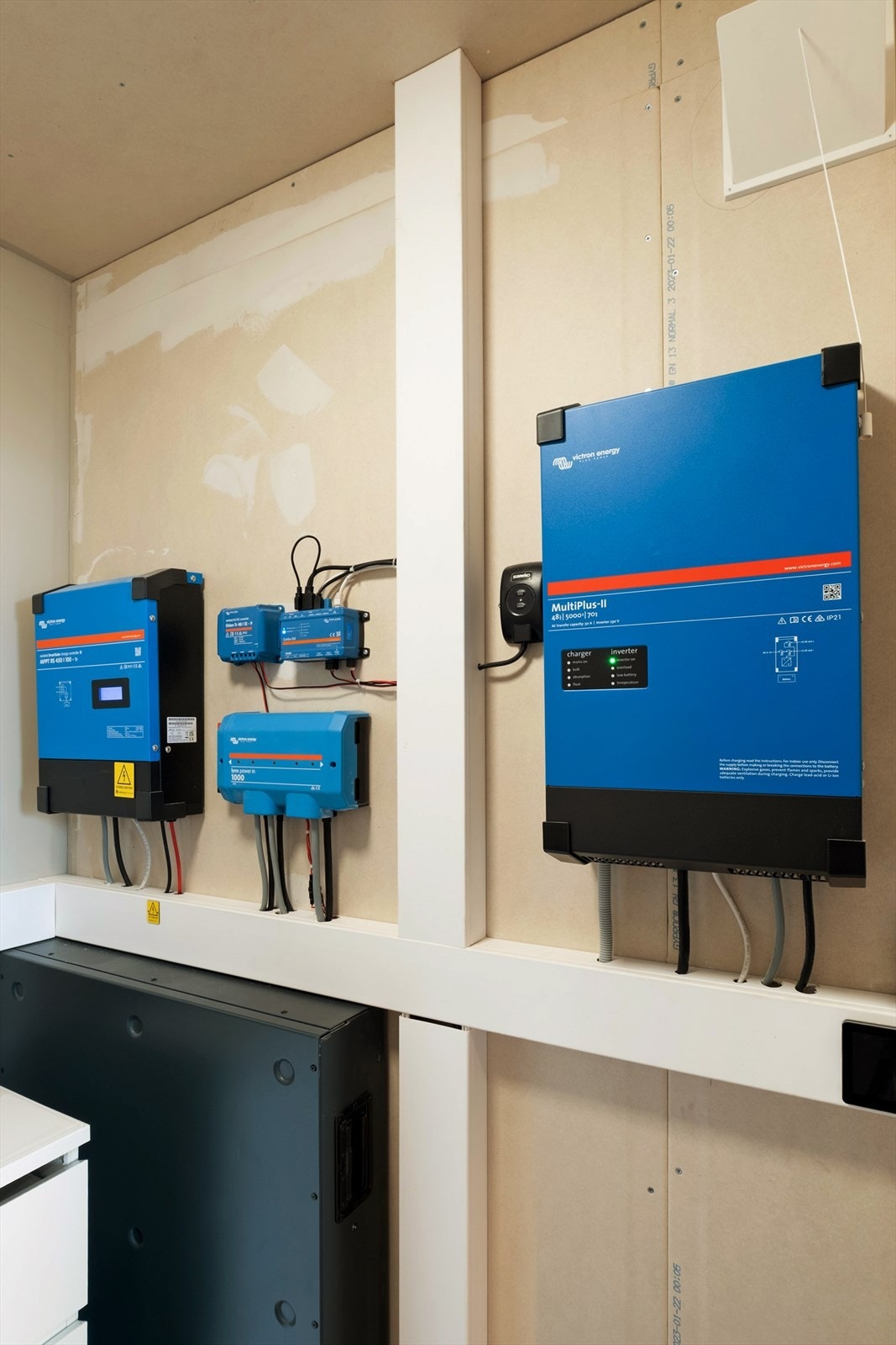 I bod/ teknisk rom er det installert opplegg til solcellepanel, batteribank og eit aggregat som backup-system for straumforsyning. Galleribilde