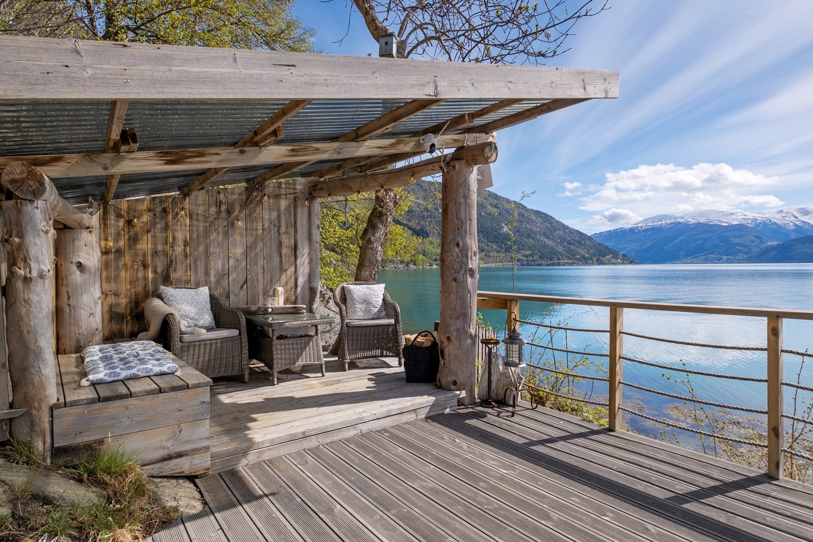 Ein lun og fin overbygd uteplass med panorama utover Sognefjorden. Galleribilde