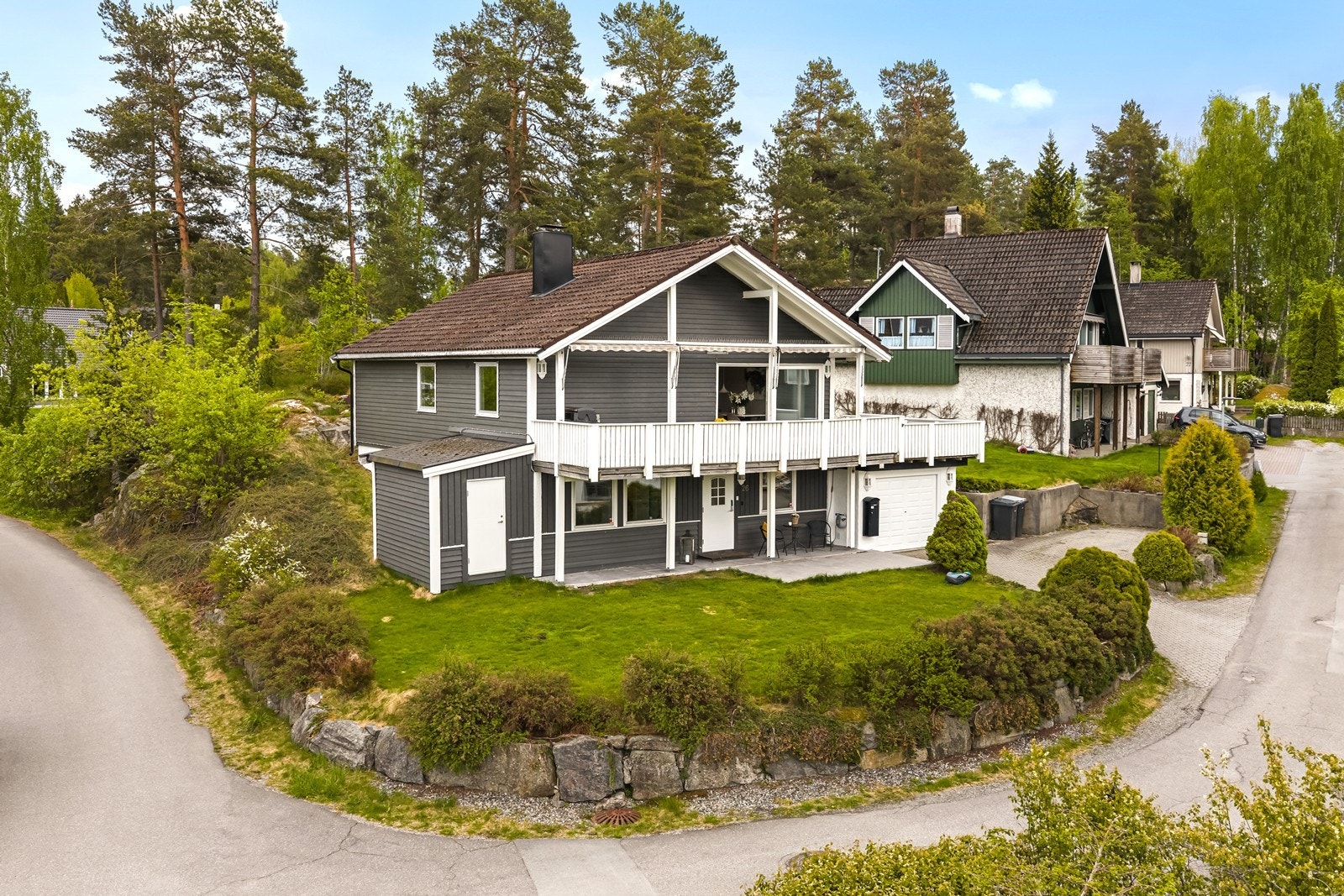 Eneboligen har stille og fredelig beliggenhet med adkomst fra blindvei, garasje, flere uteplasser og hage. Galleribilde