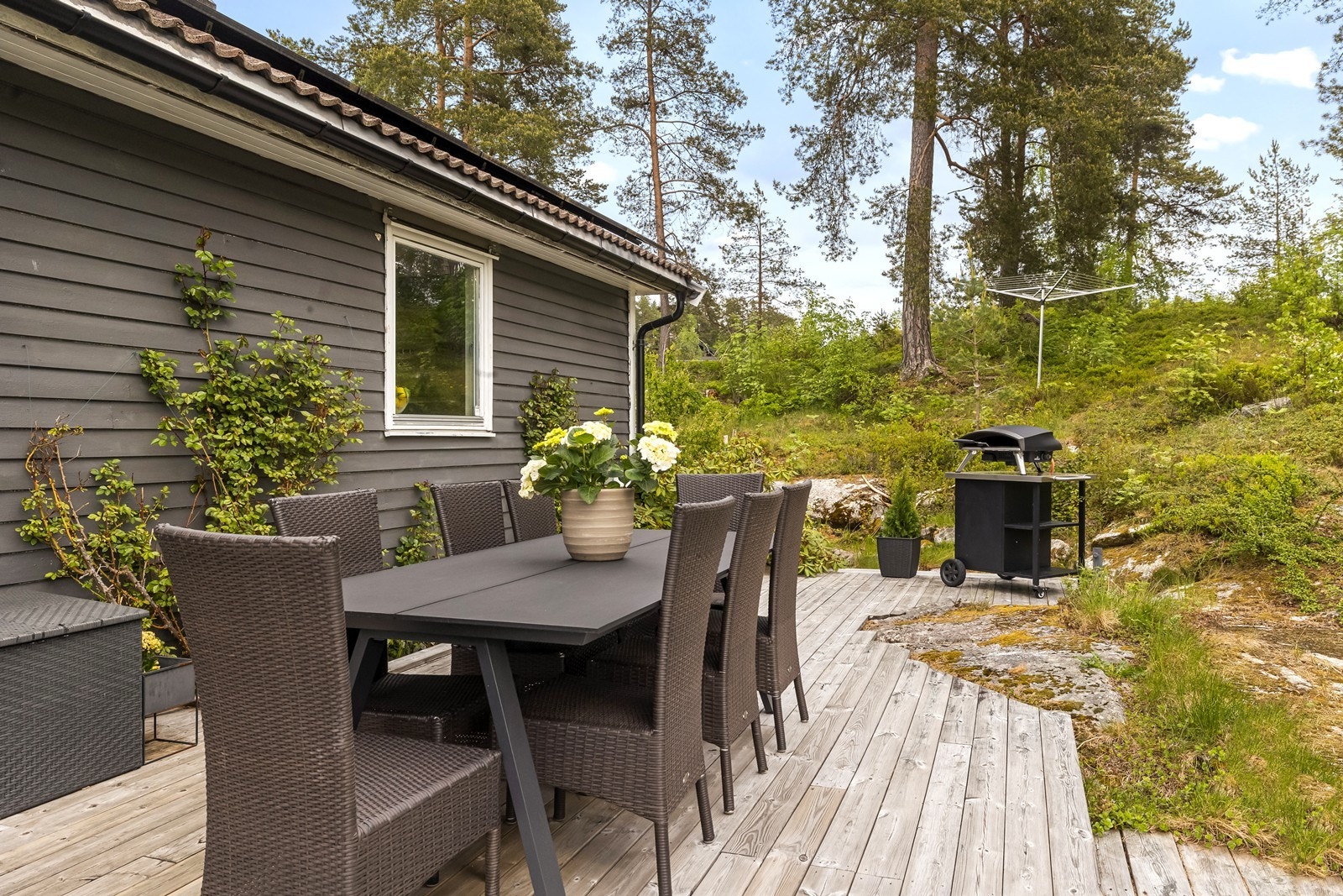 Nyt lange dager i fred på skjermet uteplass med lite innsyn og grønne omgivelser. Galleribilde