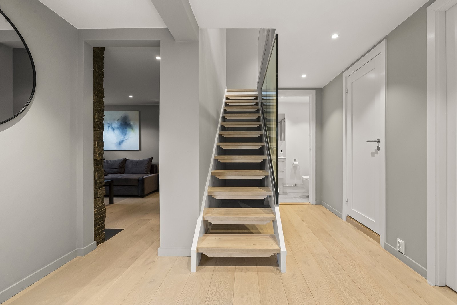 Det er gulvvarme i hele underetasjen, med unntak av bod, nye stilrene overflater og utstrakt bruk av downlights. Galleribilde