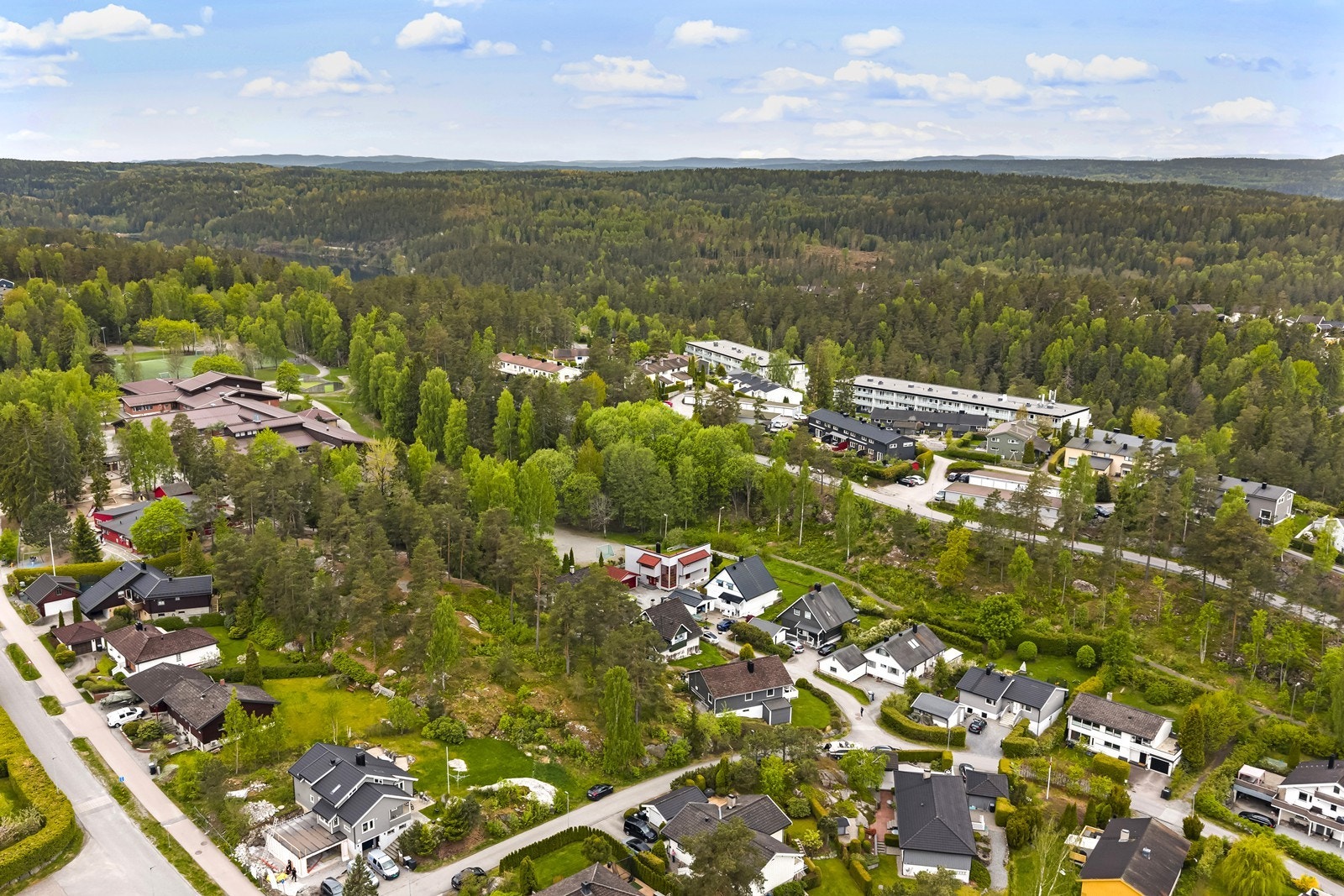Vassbonn barneskole ligger i enden av blindveien med fritidssenter og kunstgressbane. Galleribilde
