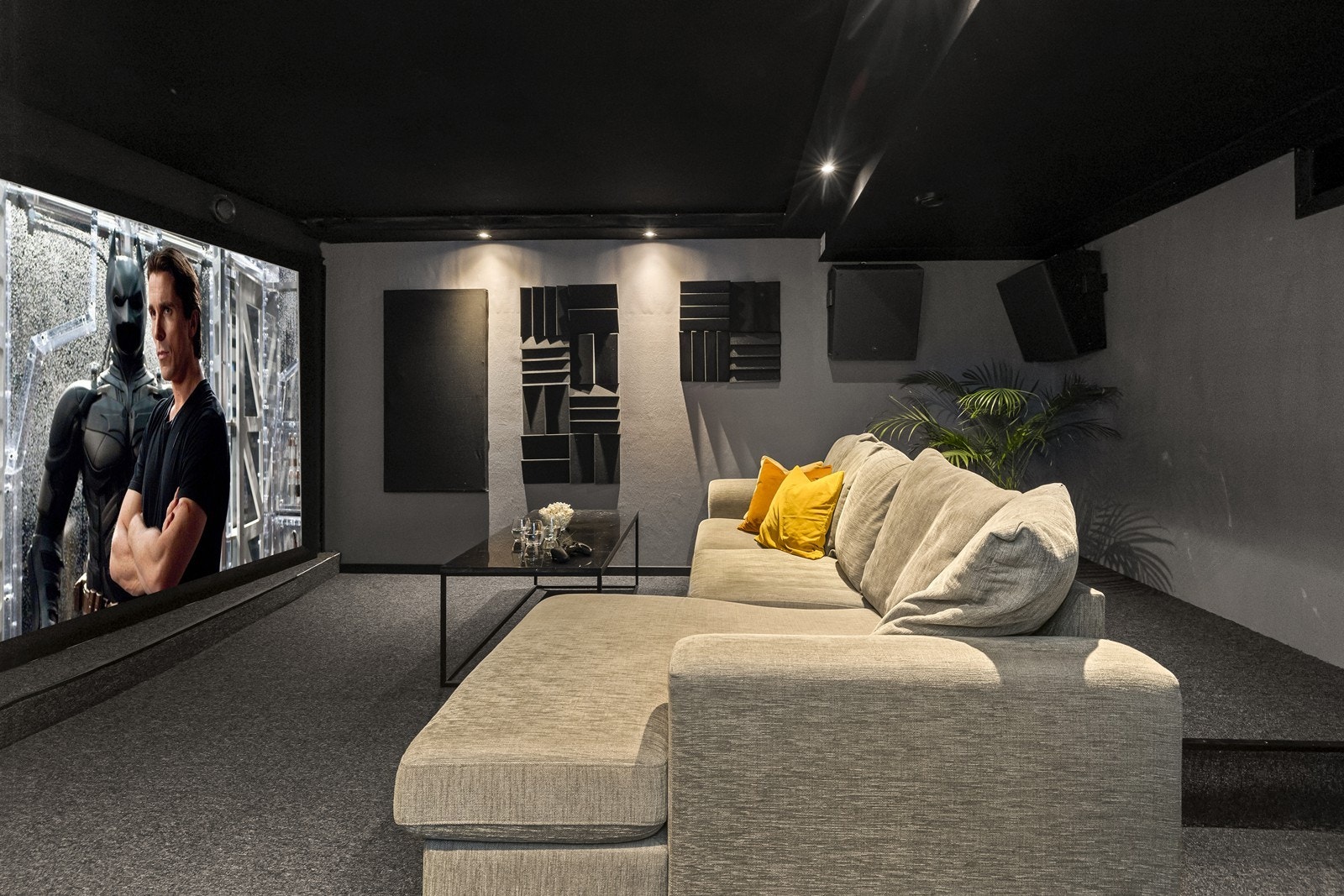 Skap en ekte kinofølelse hjemme med perfekt tilpasset fremvisning av både film, serier og sport. Galleribilde