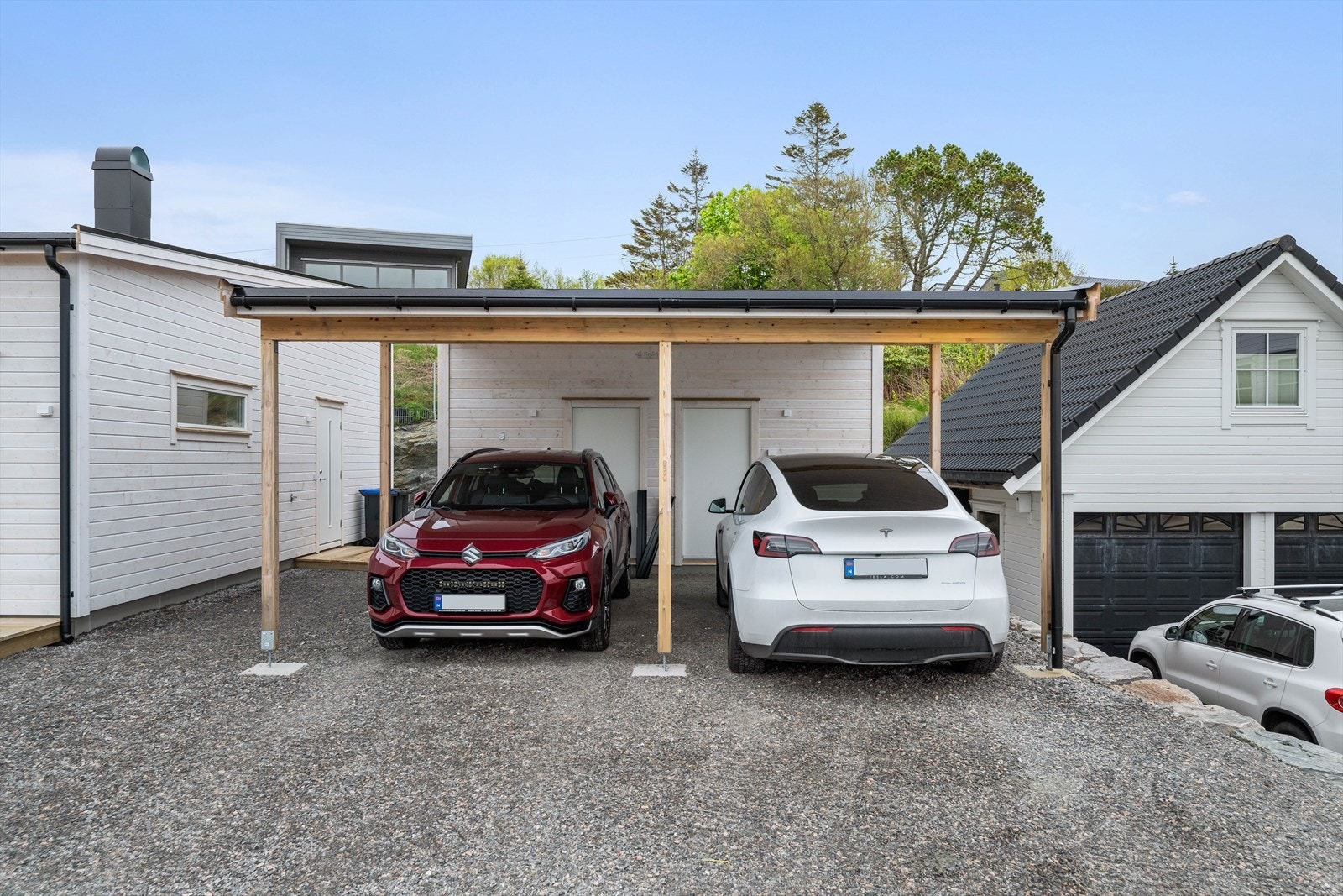 Parkering i carport med tilhørende bod. Galleribilde