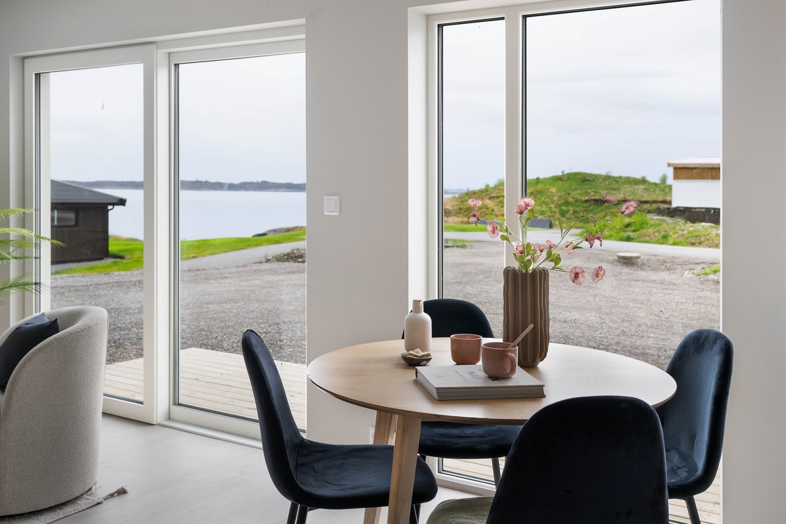 Boligen ligger plassert med nærhet til sjø og sjøutsikt. Galleribilde