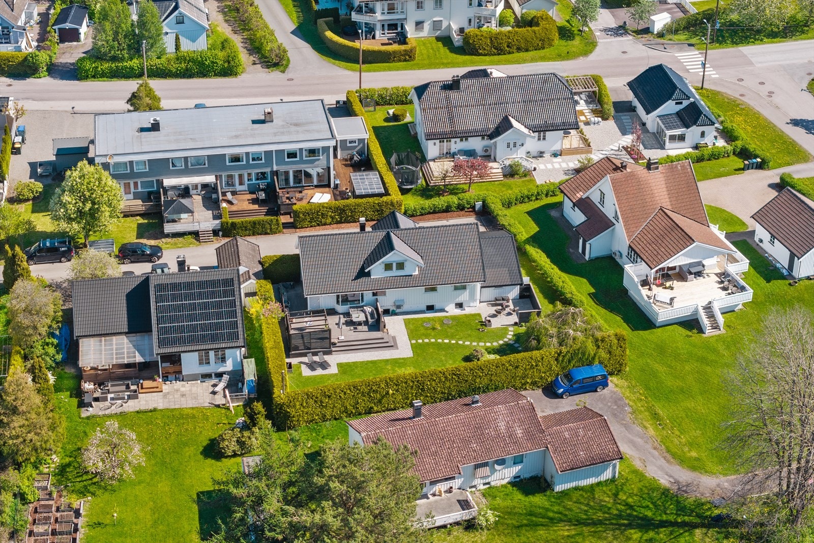 Torsteins vei 11 er en innholdsrik, lys og svært familievennlig bolig med mange bruksmuligheter, flotte uteområder og en attraktiv beliggenhet i et rolig og trygt nabolag. Galleribilde