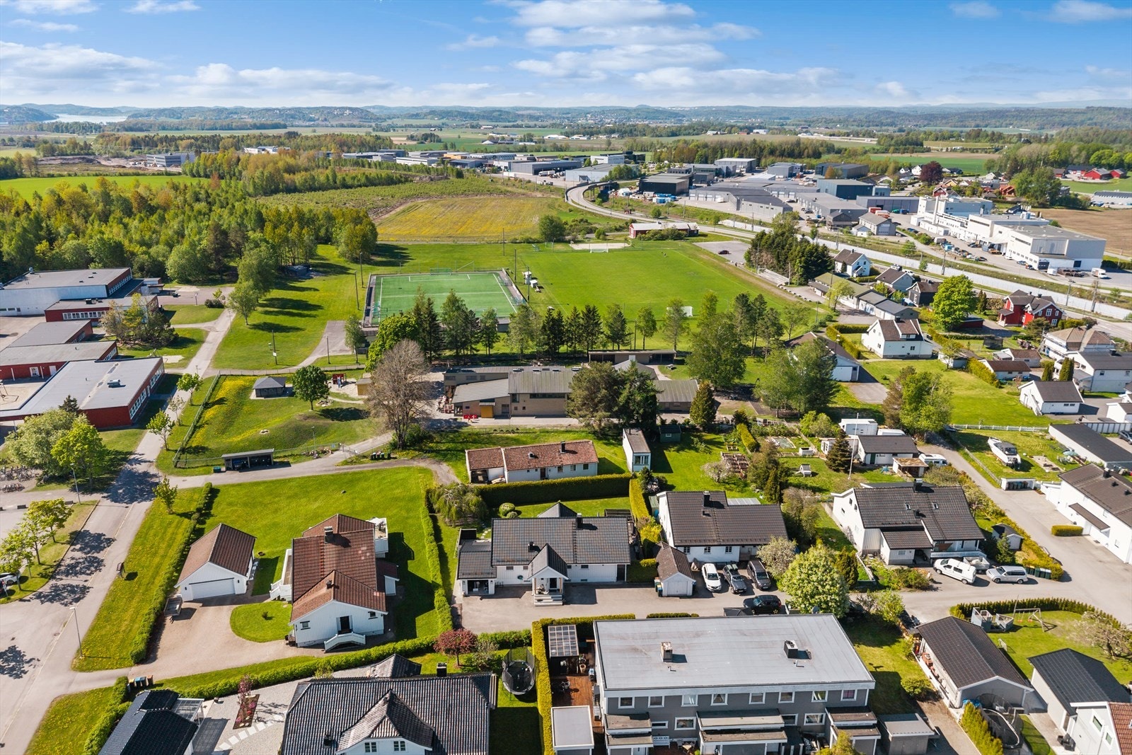 Her bor du i et etablert og trygt boligområde med grønne omgivelser, gode solforhold og Barkåker skole rett i nærheten - et ideelt sted for familieliv, lek og hverdagslogistikk. Galleribilde