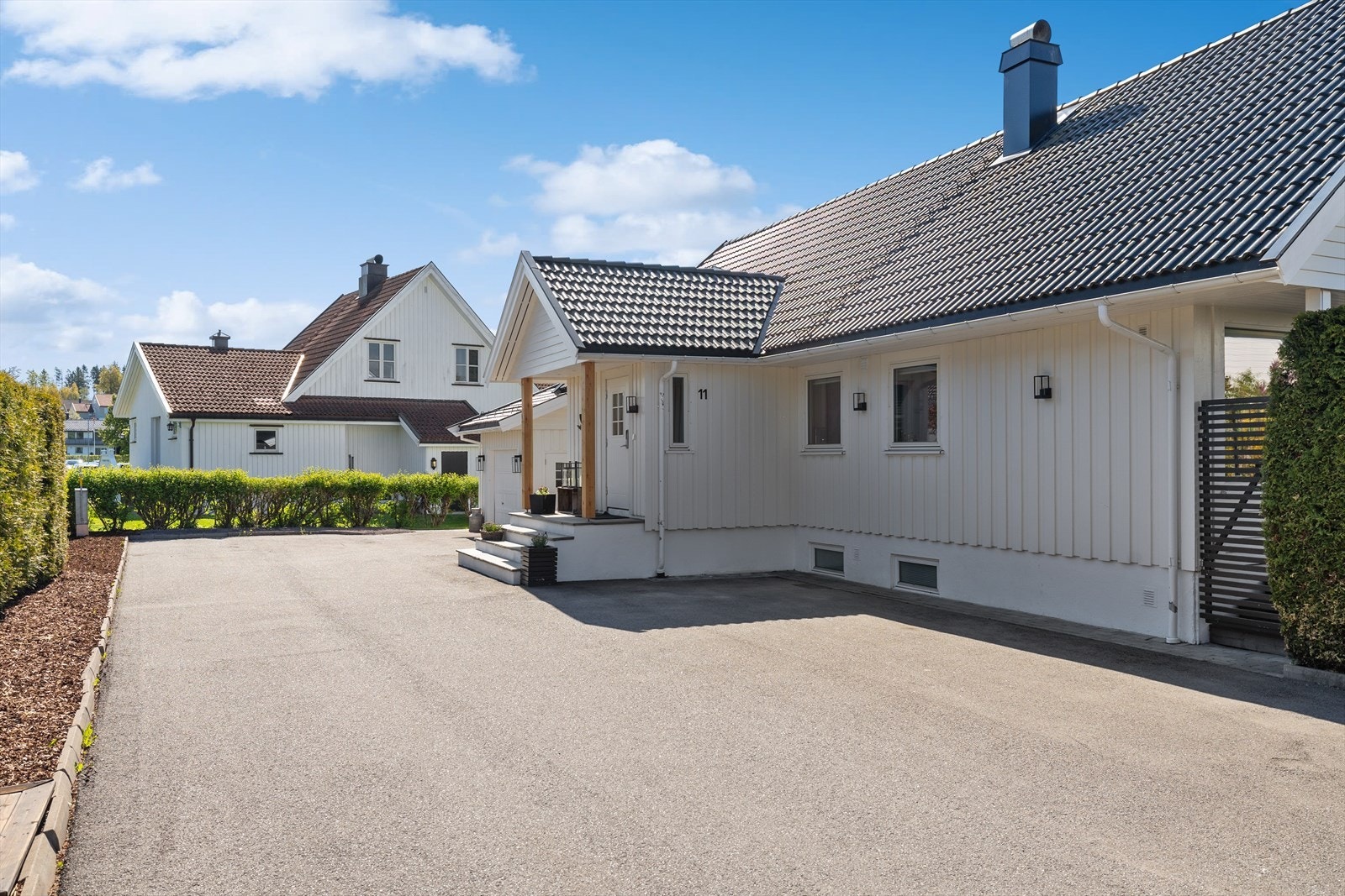 Stor gårdsplass med plass til mange bilder. Galleribilde