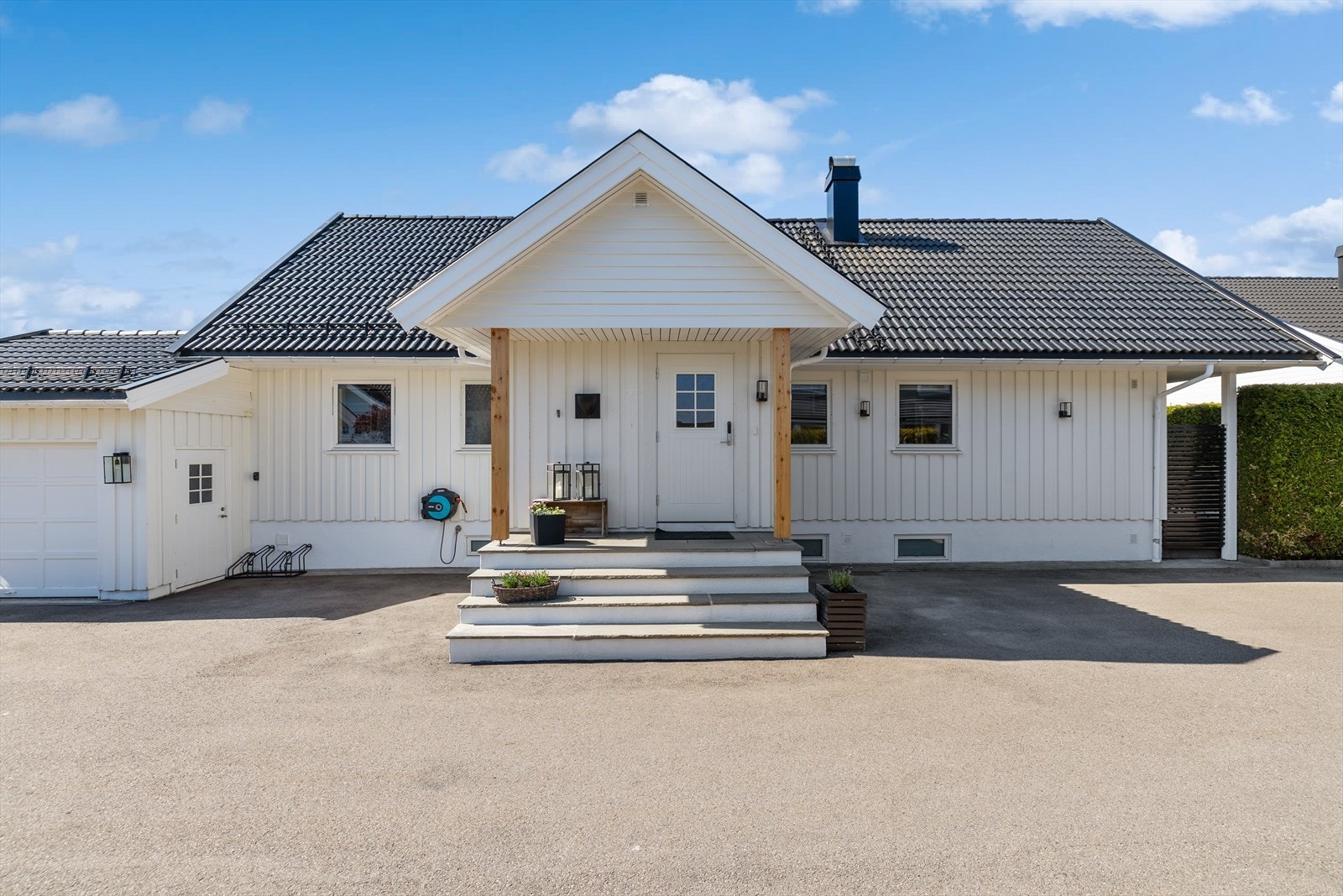 Eiendommen har også garasje med god plass til både parkering og oppbevaring. Galleribilde
